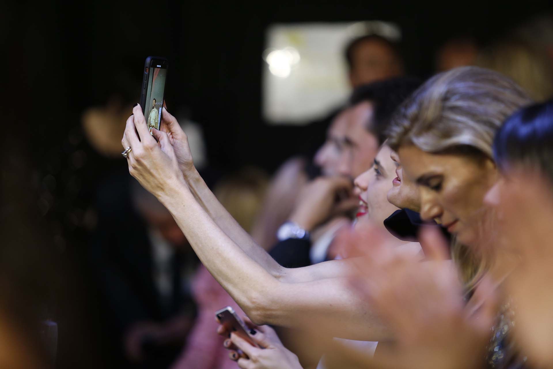 Todos quisieron llevarse fotos y videos de la gala del glamour