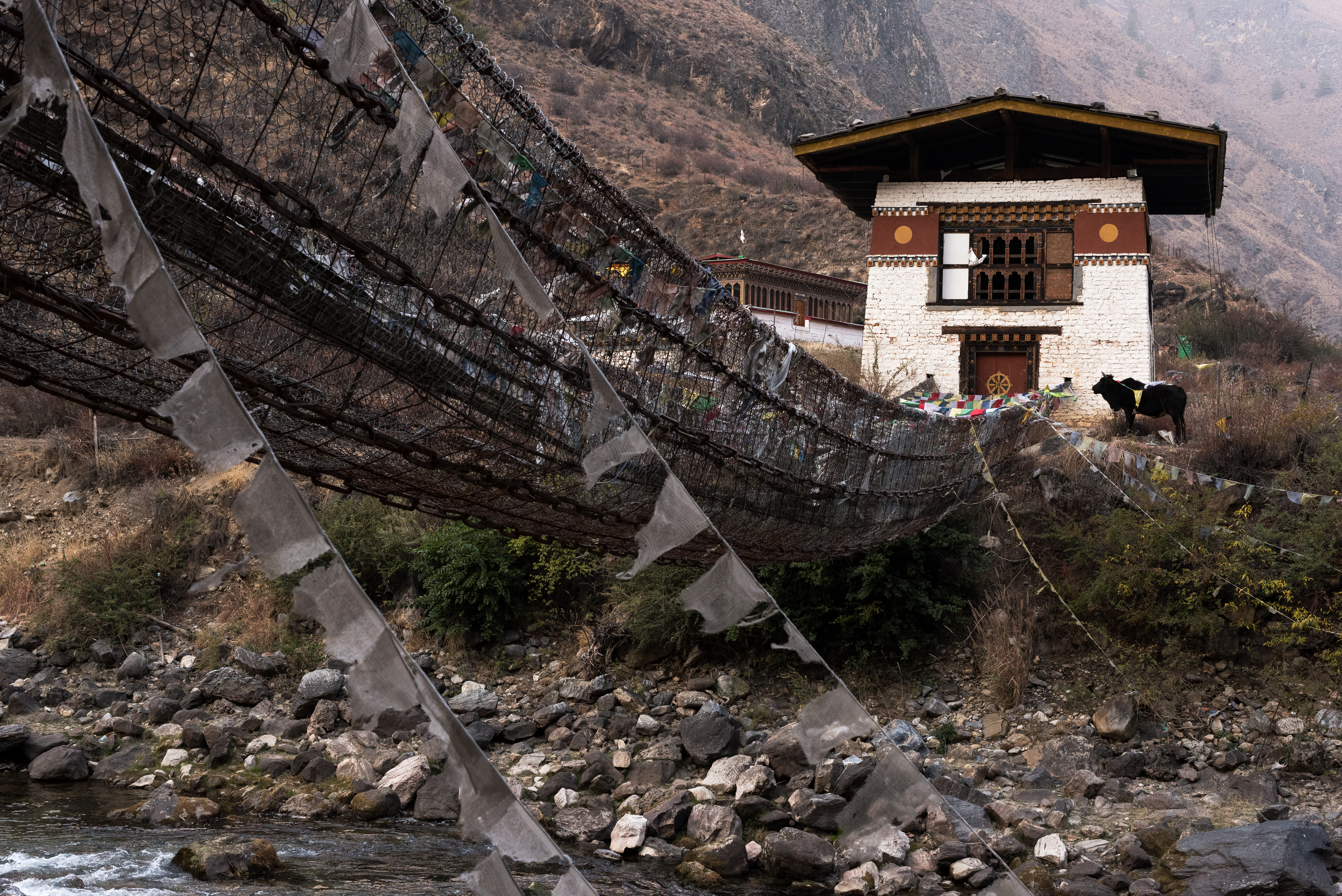 Monasterio Tachog Lhakhang. Su construcción data del año 1420. El puente por el que se llegaba a la edificación fue el primero construido en el reino de Bután