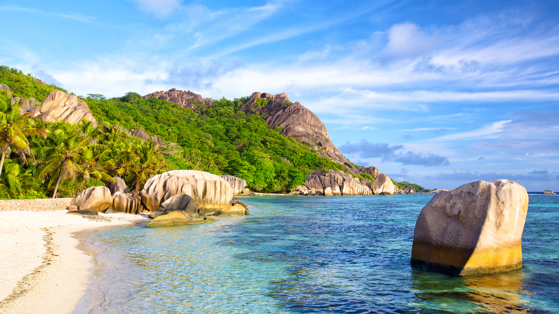 Ubicada en las Seychelles, Anse Source d'Agent es la playa más fotografiada del mundo. Es el aspecto cultural que también agrega brillo al lugar. El agua poco profunda permite que los aventureros caminen alrededor de un km en el agua mojándose apenas la cintura