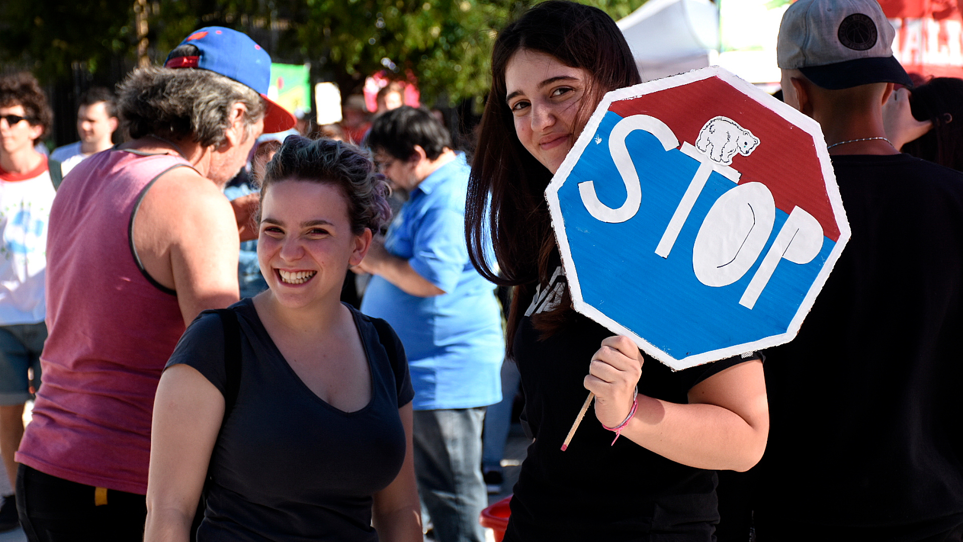 Dos jóvenes que se manifestaron frente al Congreso argentino