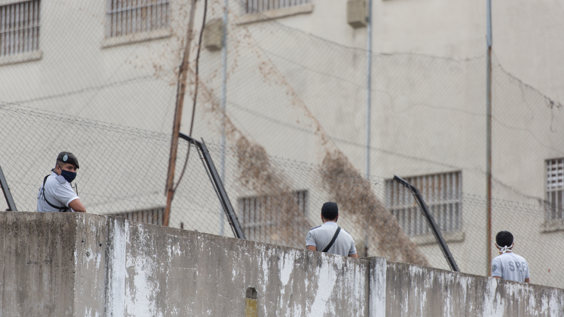 Guardias montados en el muro: un agente infectado que trabajaba en la cárcel disparó la tensión. 