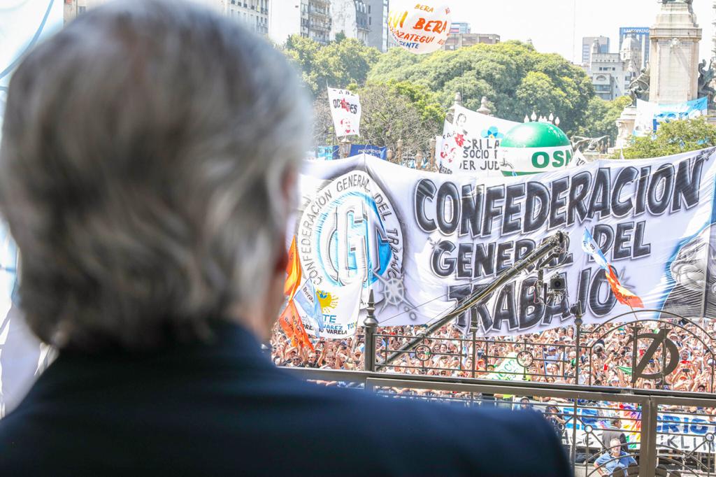 El Presidente saluda la militancia y a las organizaciones sindicales
