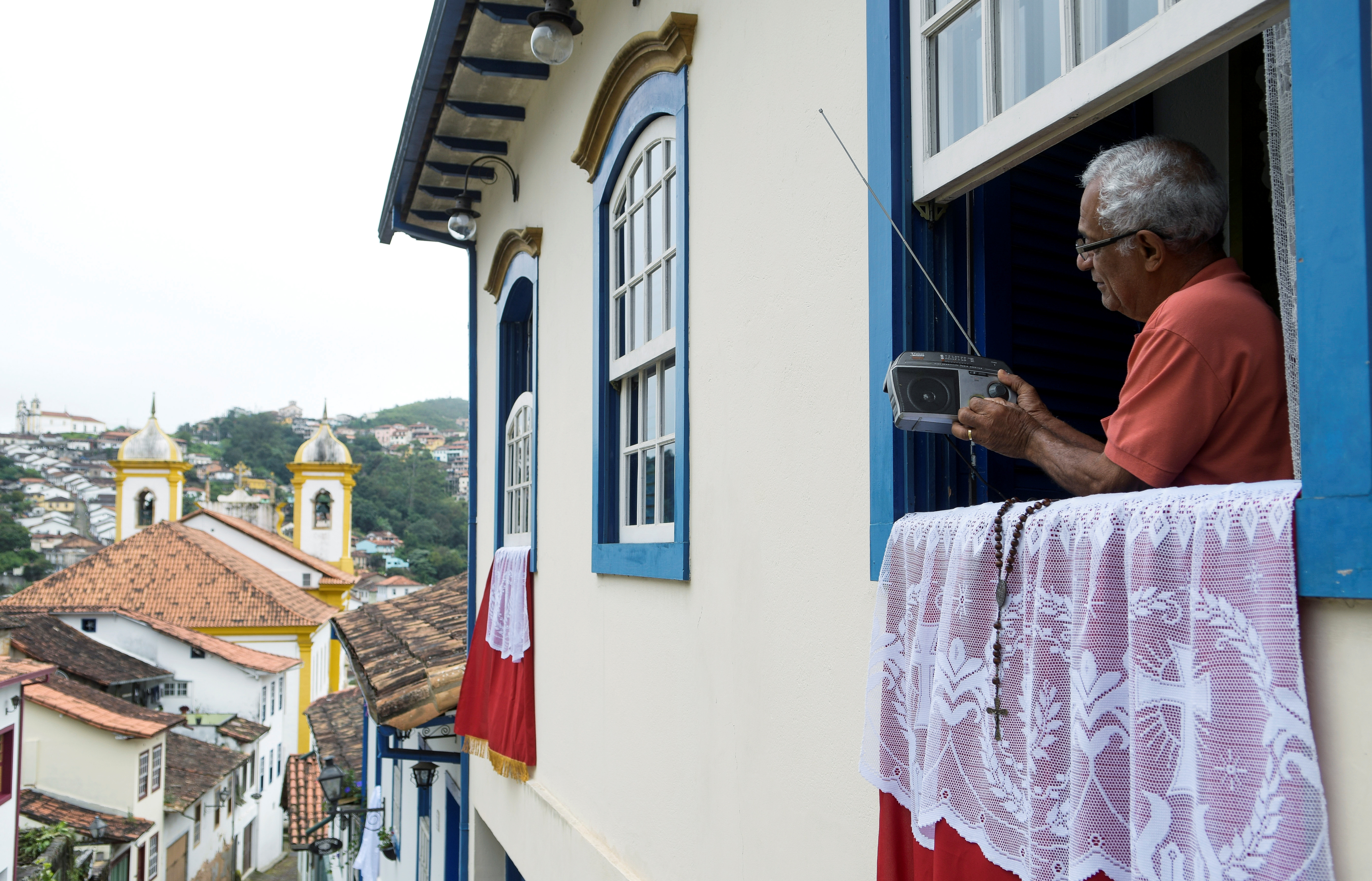 Un residente de Ouro Preto sigue la misa local por radio, en el medio de la pandemia por COVID-19