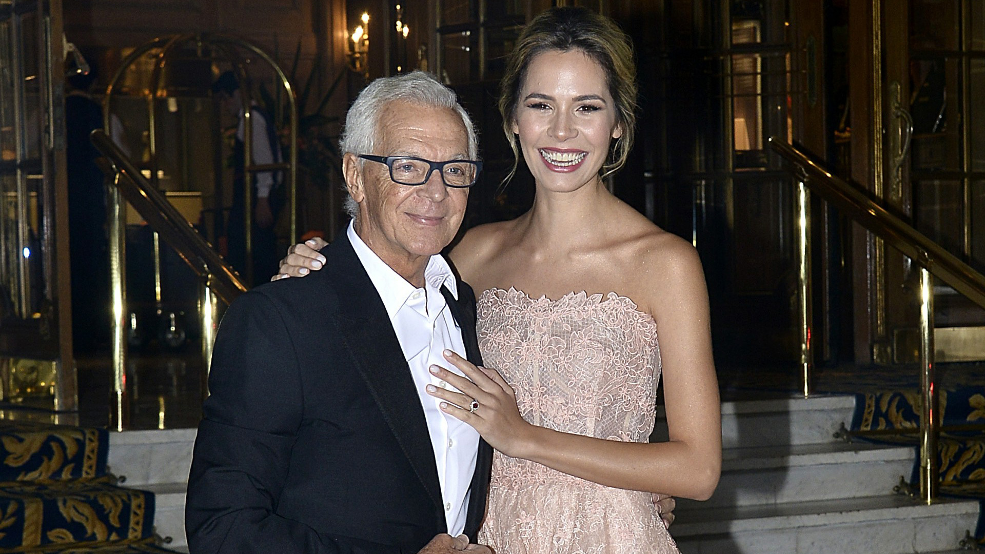 Los recién casados posan felices en la entrada a la fiesta, que se llevó a cabo en la Recoleta