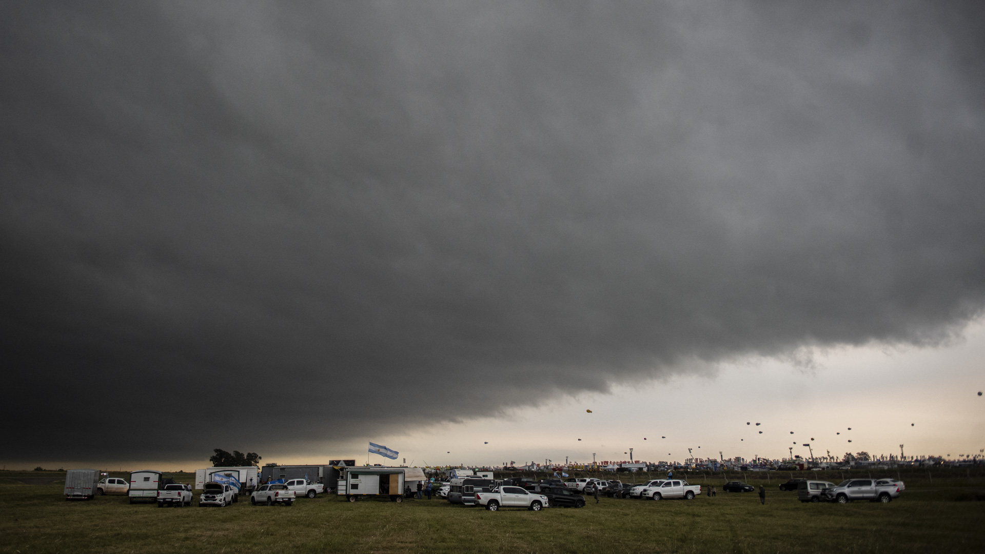 Una mañana de mucha lluvia complicó al convocatoria (Adrián Escandar)