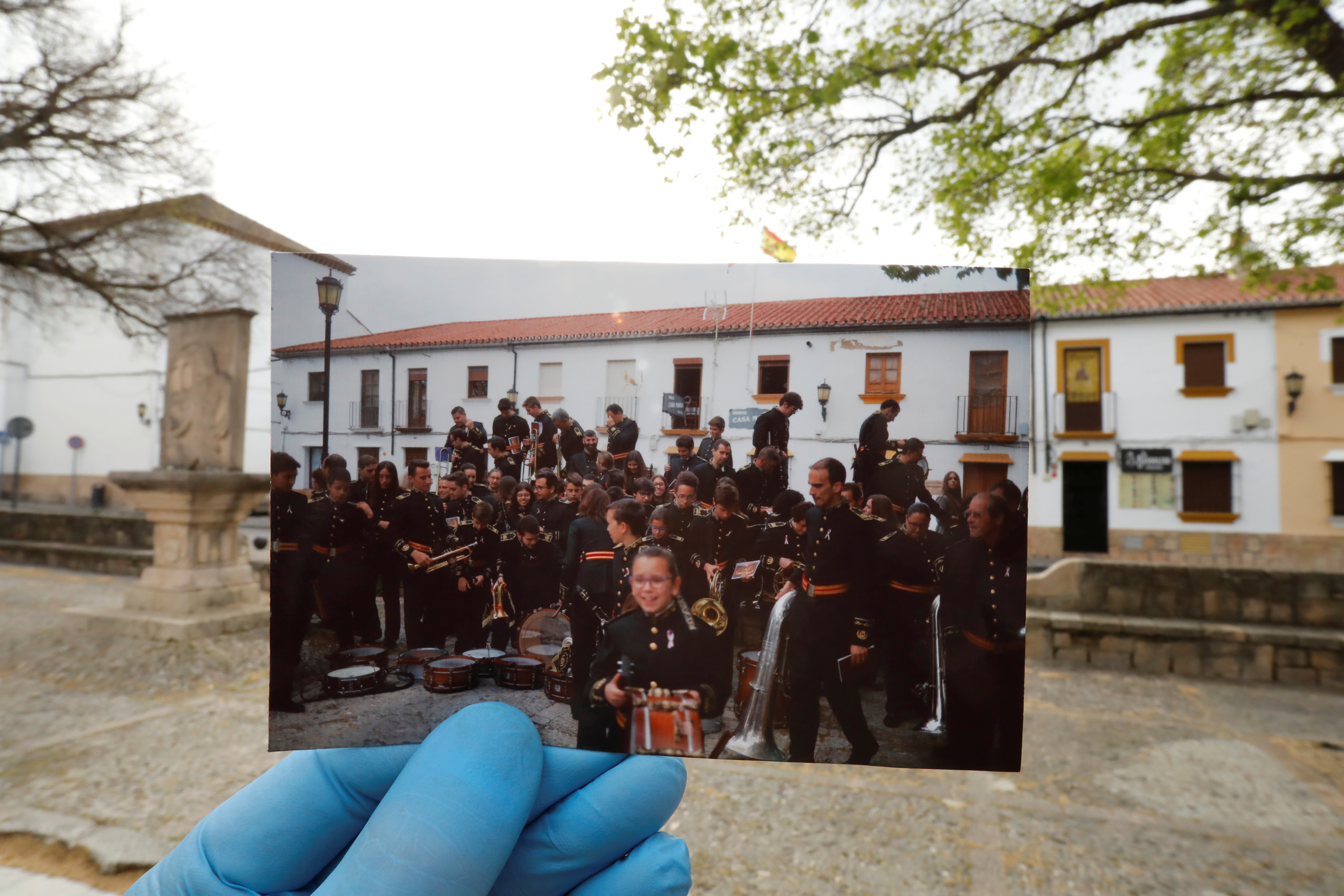 Los miembros de una banda musical se alistaban para su presentación en Ronda, al sur de España