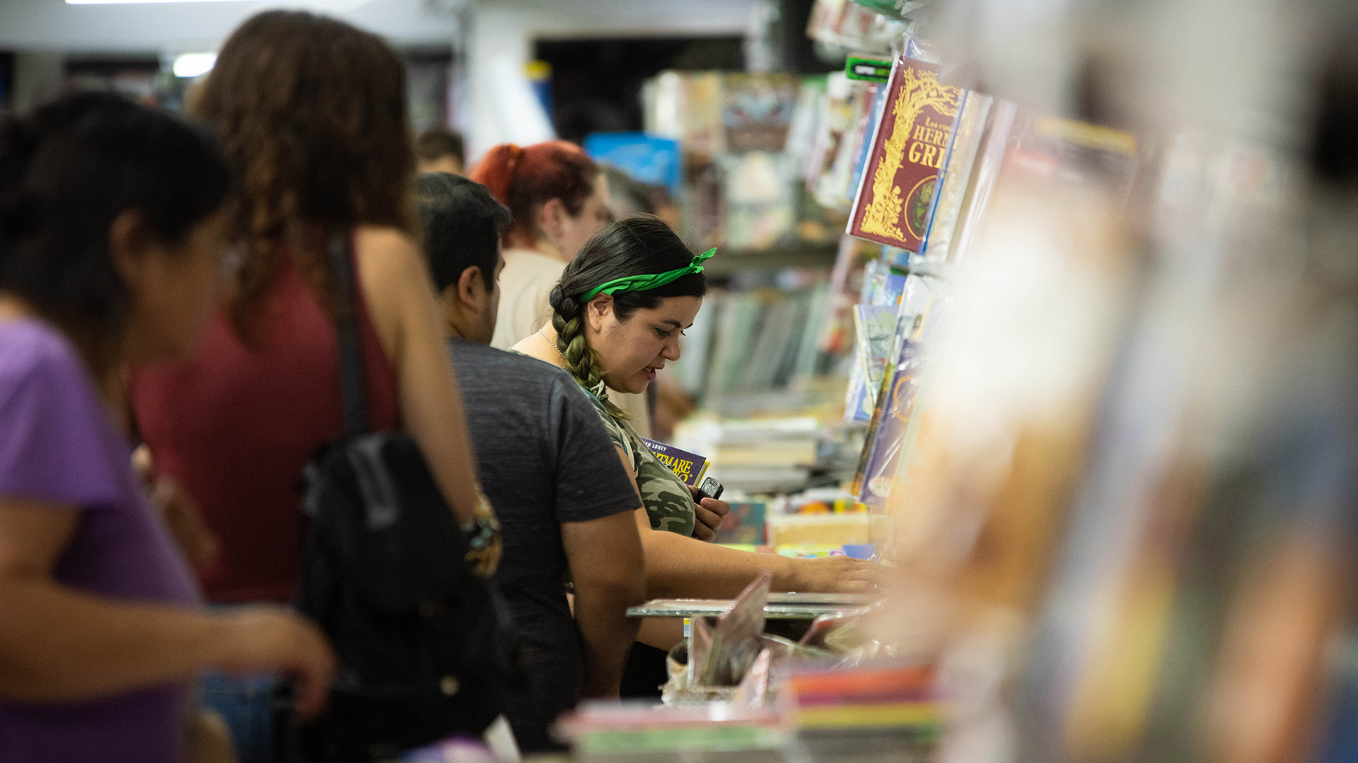 Cientos de personas se amontonaron en las entradas de los comercios para buscar precios o algún titulo interesante.