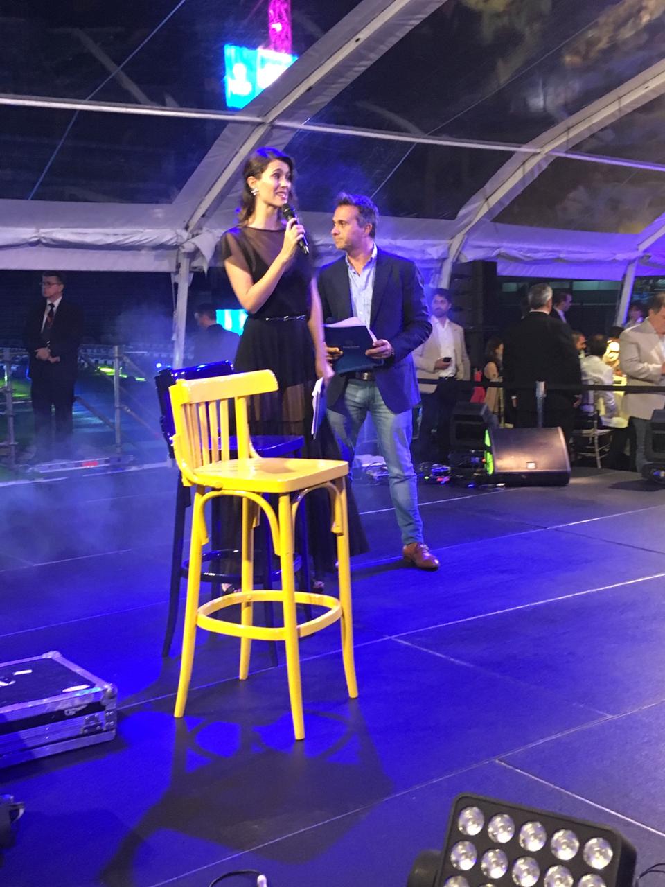 Cecilia Franco y Sergio Lapegüe fueron los presentadores del evento que se realizó en la Bombonera (@BocaJrsOficial)
