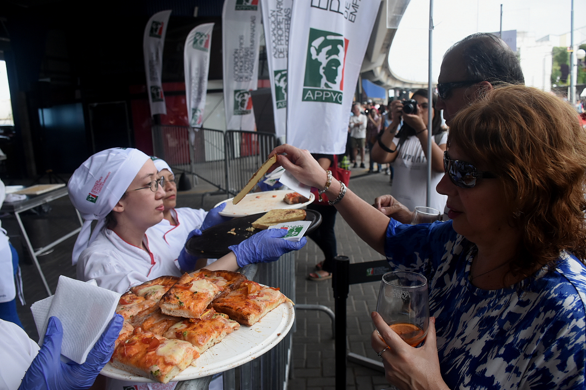 Las pizzas fueron uno de los grandes protagonistas del día. APPYCE, la Asociación de propietarios de pizzerías y casas de empanadas con una degustación gratuita de “pizza al taglio” (pizza al corte al estilo romano) en variantes creativas inspiradas a la ciudad de Génova (cebolla, pesto y otras)