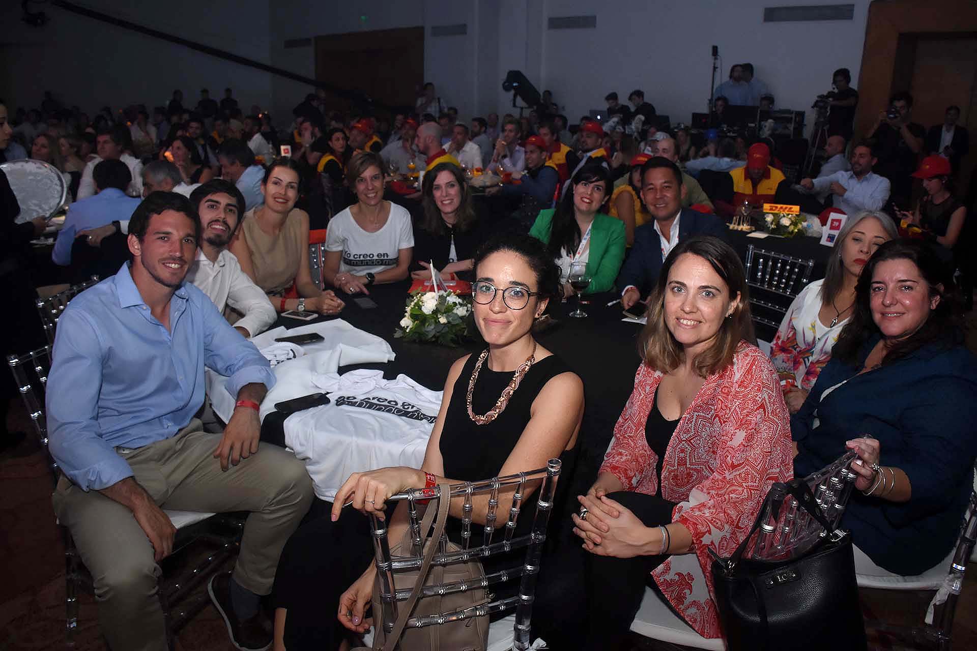 El equipo de AES Argentina - María Florencia Frega Ferrari, Ivan Duronto, Claudia Bussola, Ignacio Lis, Javier Valy, Leidi Casanova, María Eugenia De la Fuente, María Florencia Torchia, Maximiliano Tyszczuk, Pablo del Río, Rubén Zaia, Guillermo Giraudo, Fabián Giammaría, manager de RRHH; Martín Genesio, CEO; Andrés Solvey, reclutamiento y selección; Guillermo Paponi; Carlos Sforza, director; Luis Eduardo Ríos, gerente; Ricardo Silvarinho Bull, RRHH; Christian Villanueva, gerente; Juan Castellanos Mon; gerente de inteligencia de mercado; Andrea Lomazzi, asistente comercial; Álvaro Arguelles, planeamiento comercial; Juan Spinoso, analista comercial, analista de presupuesto