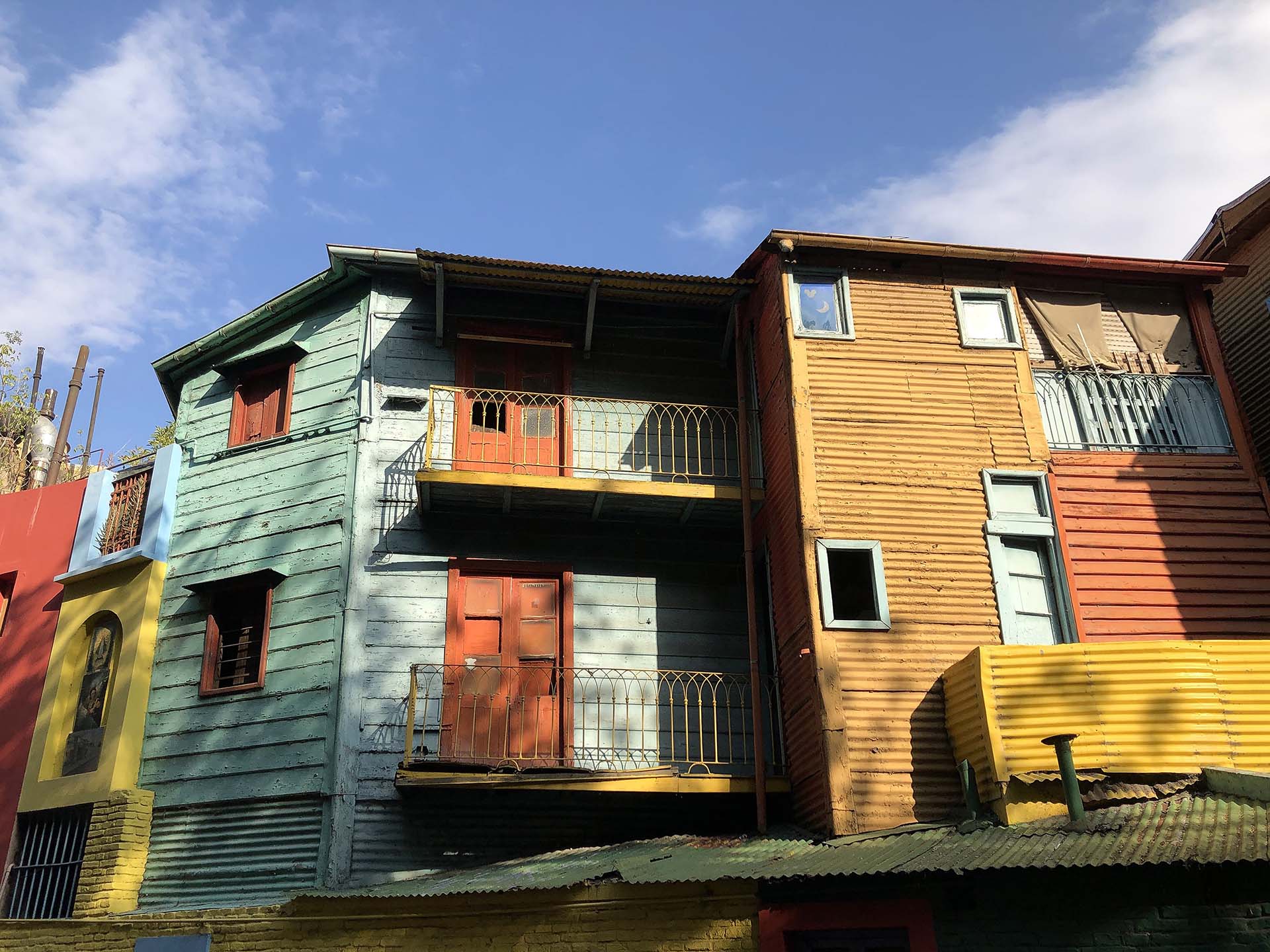 Lo suyo no son los paisajes convencionales o las fotos de los catálogos turísticos de la ciudad. Pero encontró en la singular fisonomía de las fachadas de la Boca una bella combinación de luces y sombras. Las razones de su foto clásica de Caminito