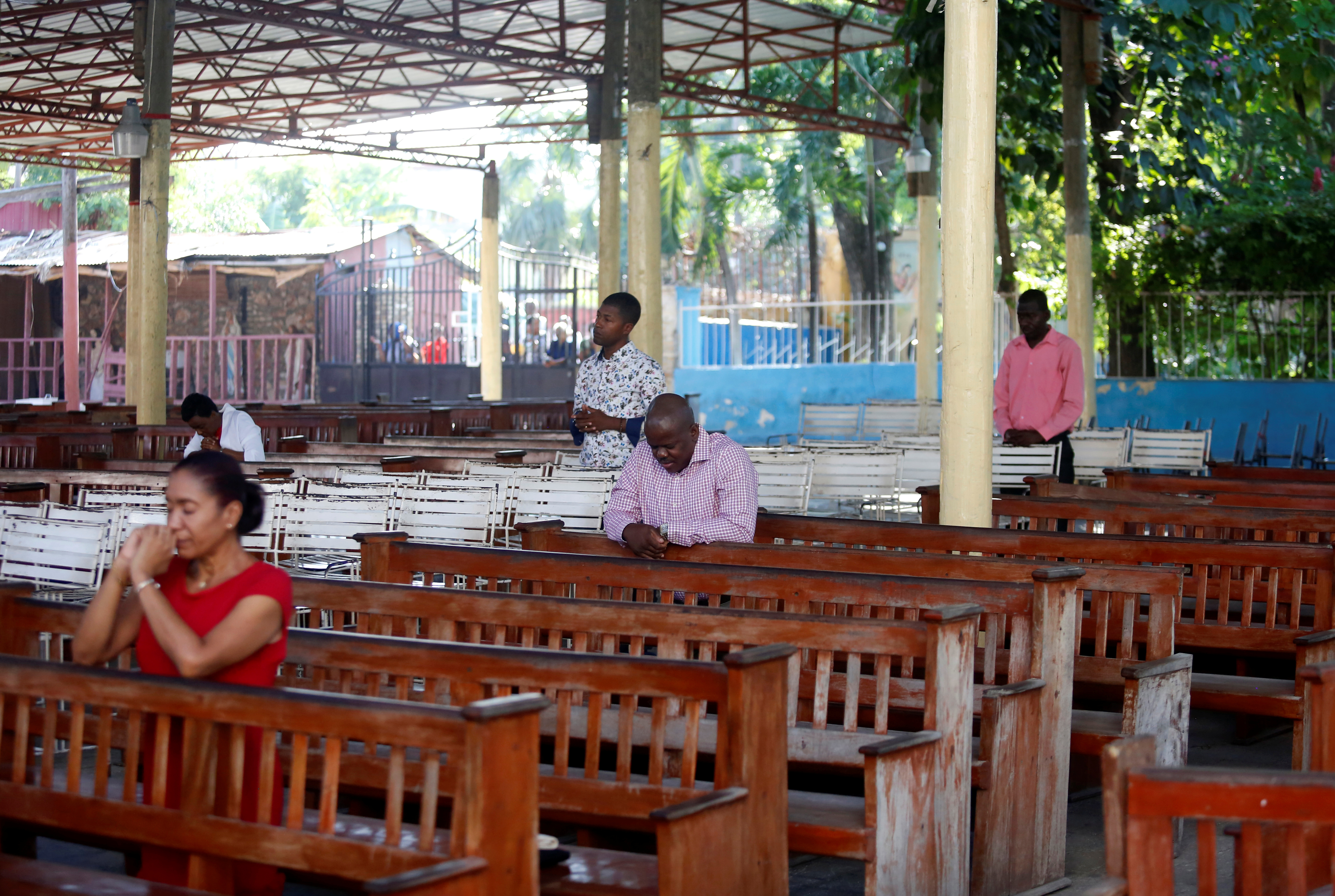 HAITI - Muchas personas se acercaron a presenciar la misa por Pascuas en Puerto Príncipe, una de las ciudades más importantes de Haití. Se les pidió distanciamiento social