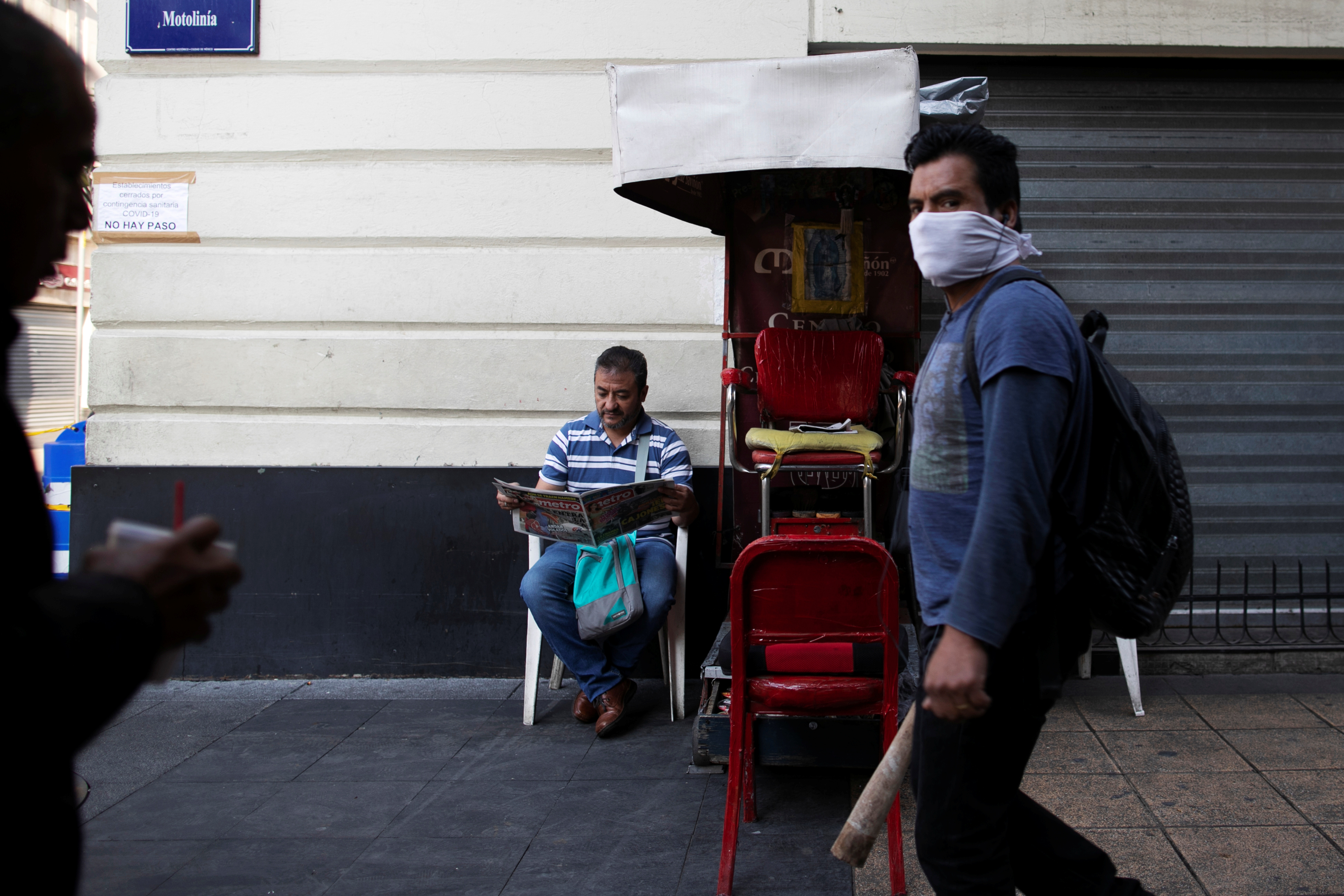 Las calles del centro de la Ciudad de México se mantienen casi vacías desde que el gobierno declaró un estado de emergencia por la pandemia de coronavirus en el país (Foto: Reuters/Carlos Jasso)