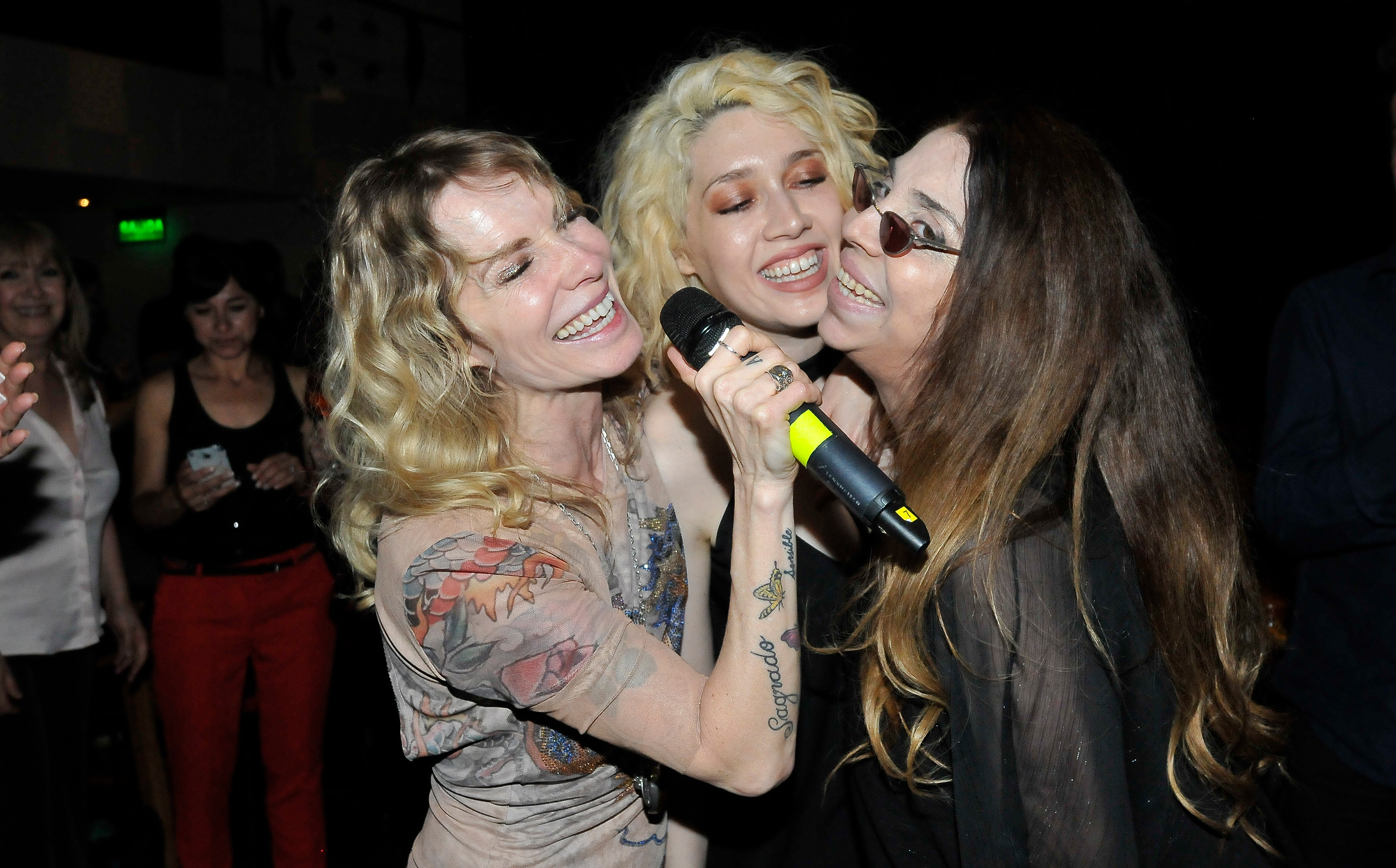 Militta Bora y Gloria Carrá se divirtieron cantando en la fiesta del productor teatral