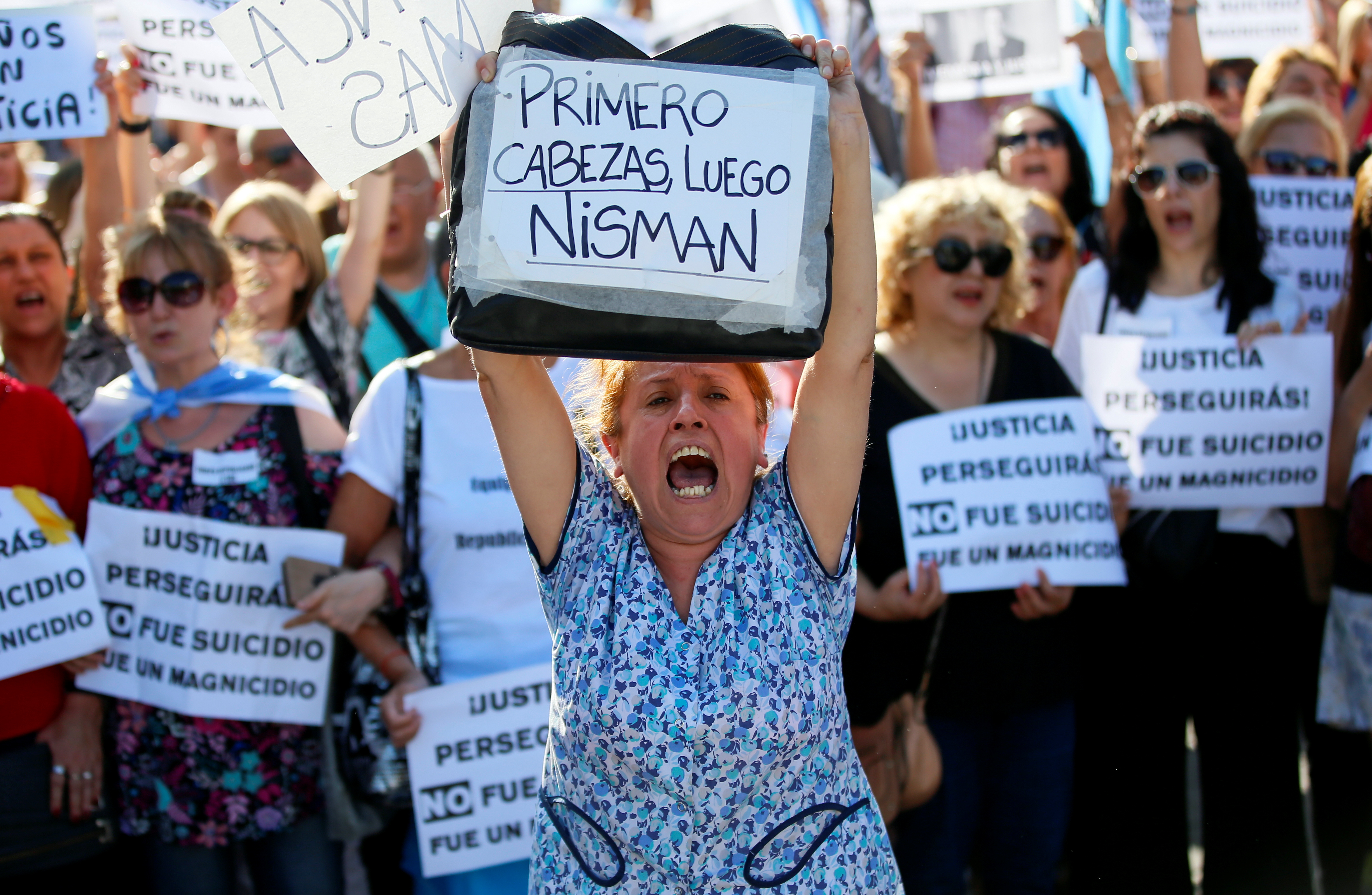 "Primero Cabezas, luego Nisman" reza uno de los carteles de quienes participaron del acto