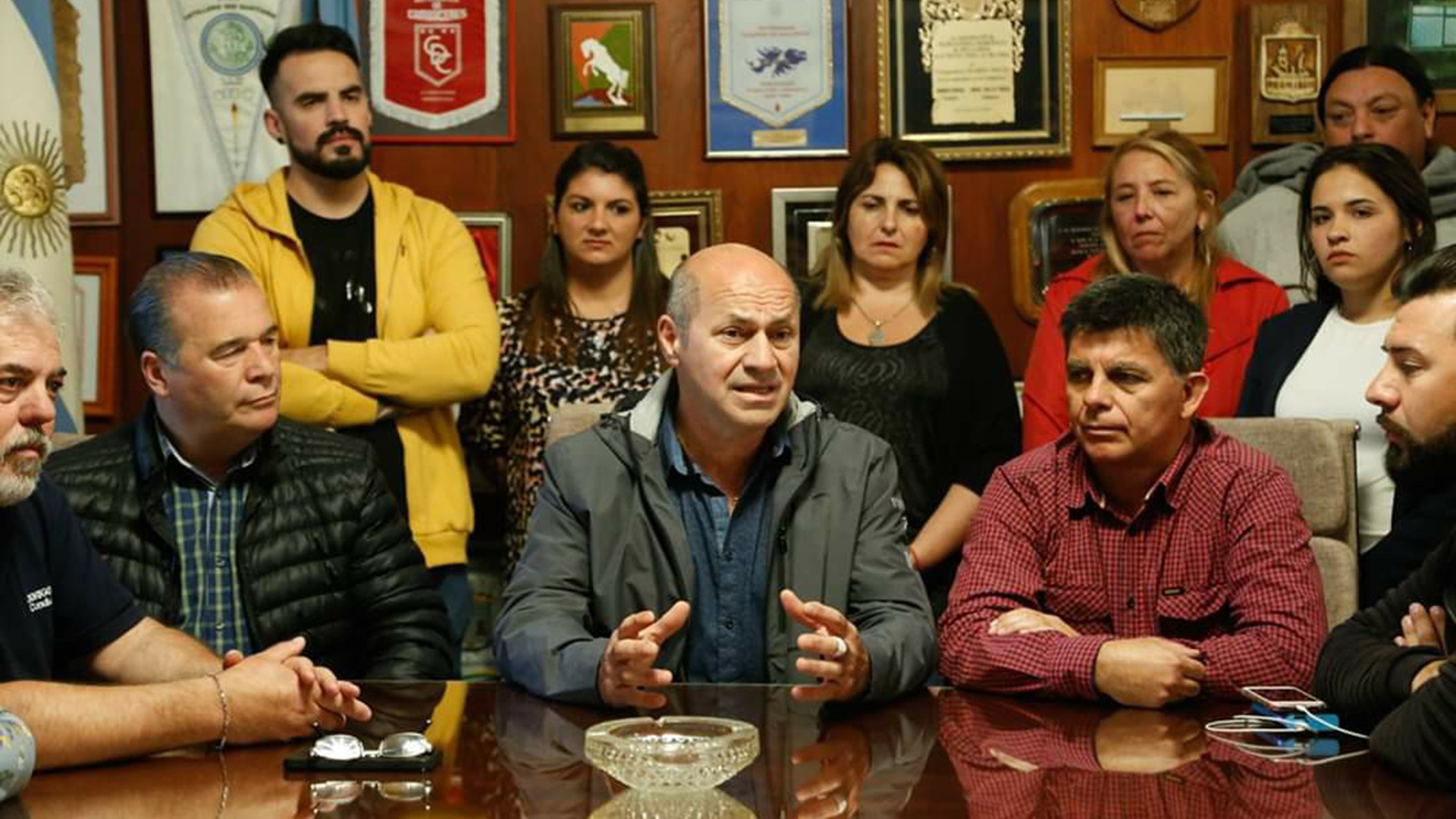 Mario Secco, intendente de Ensenada, acompañado por delegados sindicales