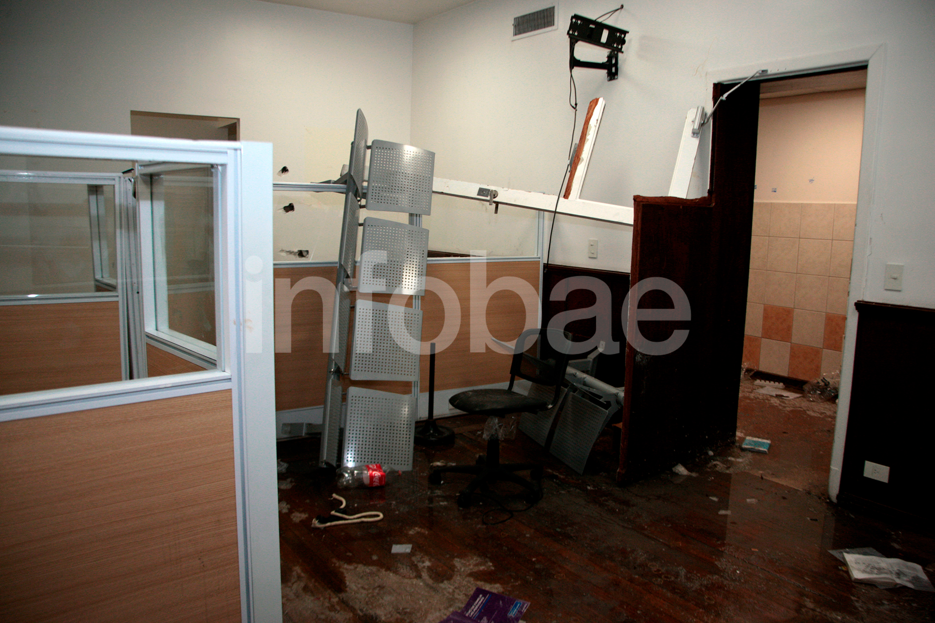 La sede sindical, ubicada en el barrio porteño de Once, fue destrozada, mientras se produjeron corridas, enfrentamientos con elementos cortantes y a puños, lo que dejó un saldo de una docena de heridos y un solo detenido.