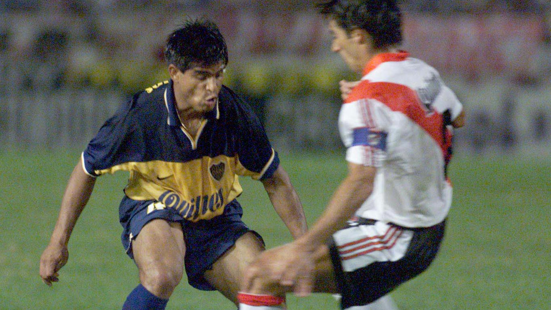 Ibarra frente a Roberto Trotta en un clásico de verano disputado en Mar del Plata (Foto Baires)
