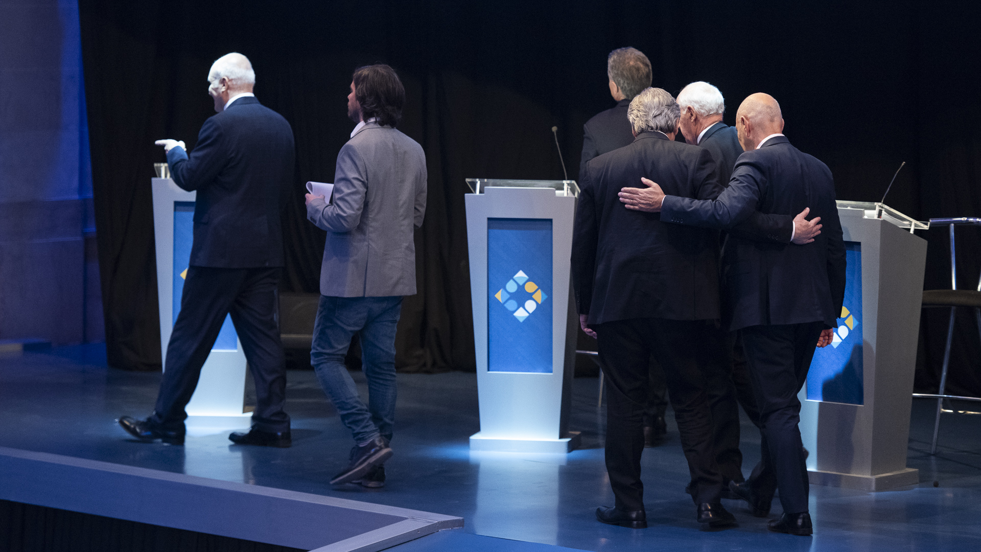 Saludos de los candidatos en el cierre del debate