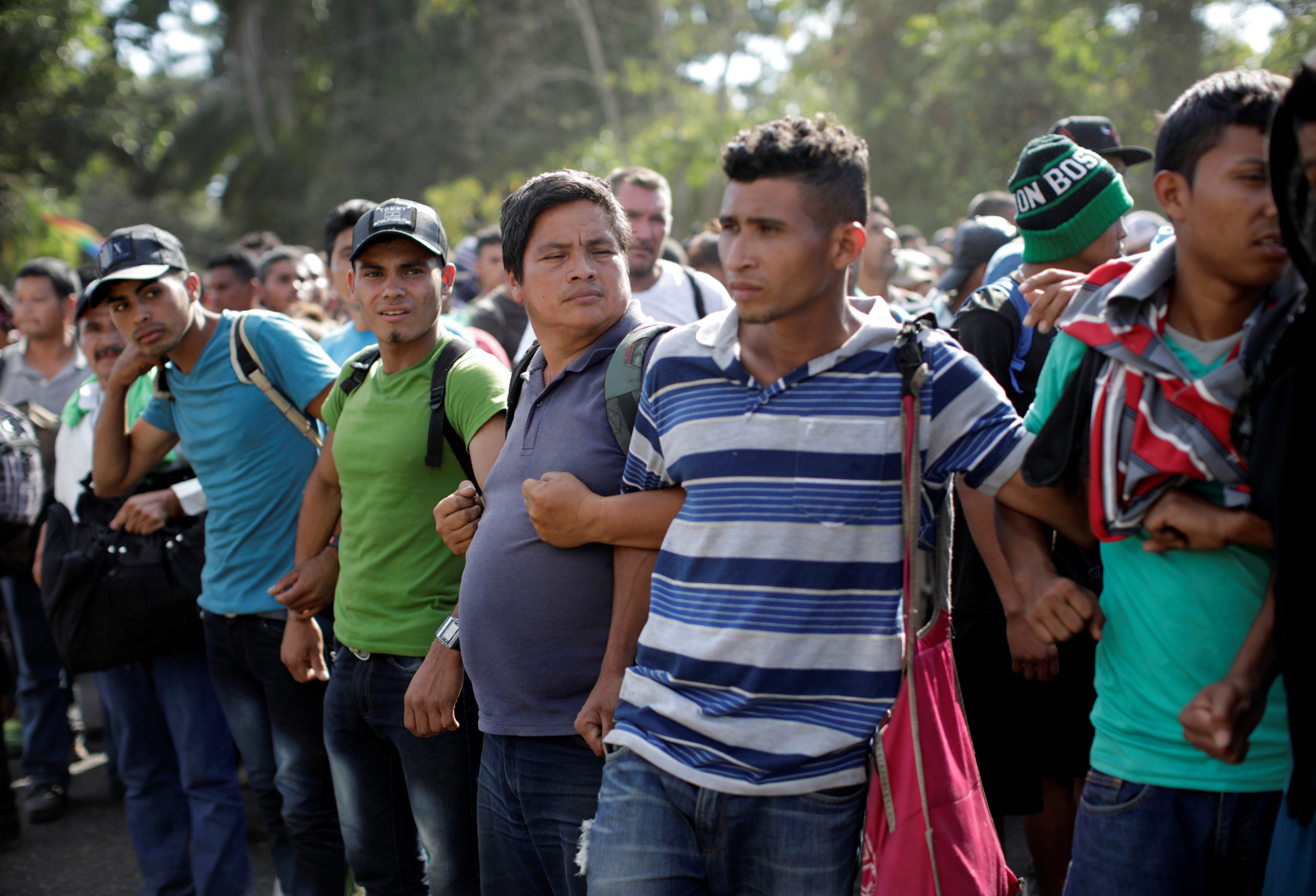 En un intento de resistir el choque de la Guardia Nacional, integrantes de la caravana migrante se toman de los brazos para formar una barrera humana (Foto: Andrés Martínez Casares/Reuters)
