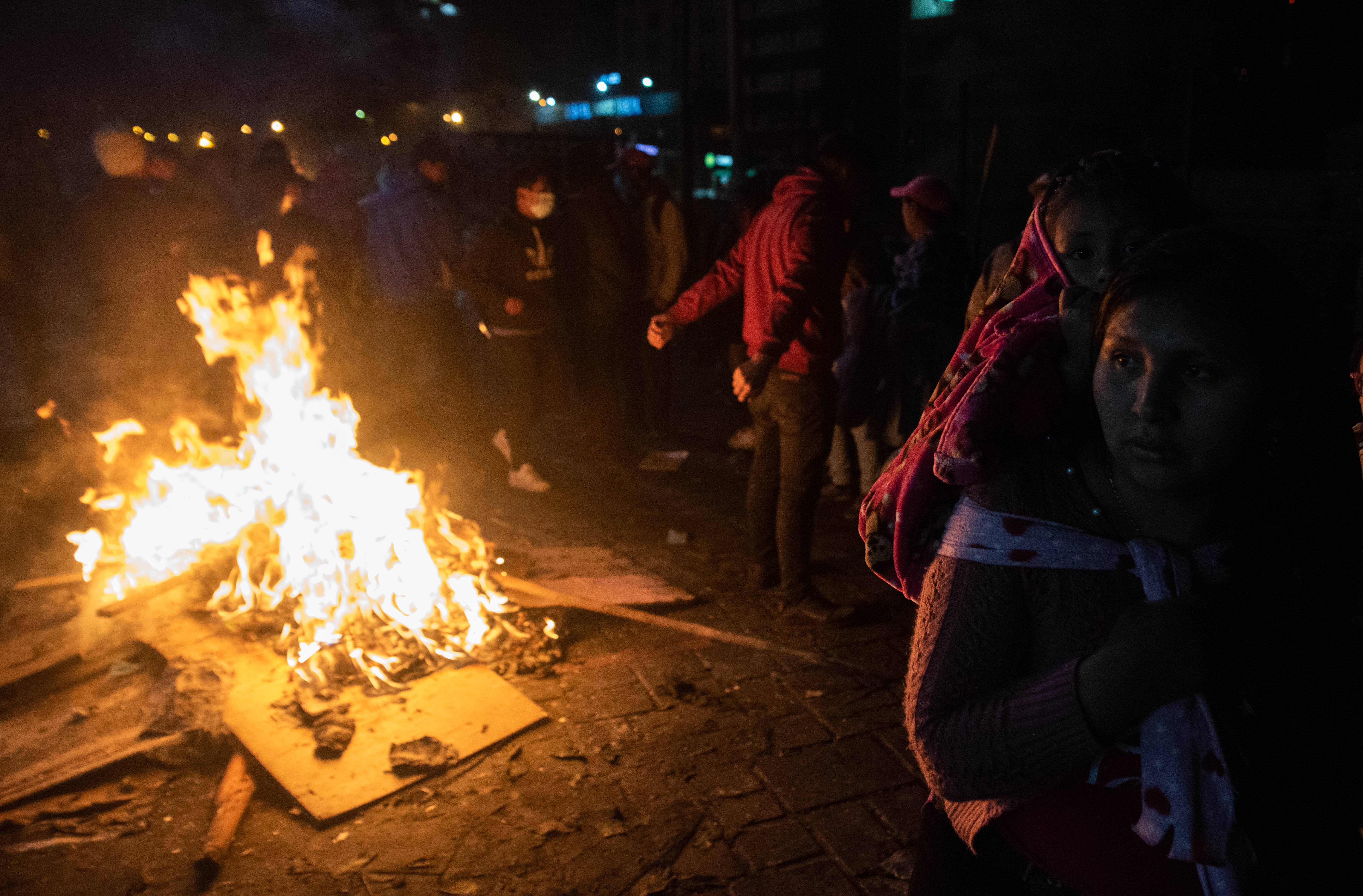 Durante los festejos de anoche, muchos encendieron fuegos callejeros para combatir la falta de luz en ciertas zonas de la capital ecuatoriana