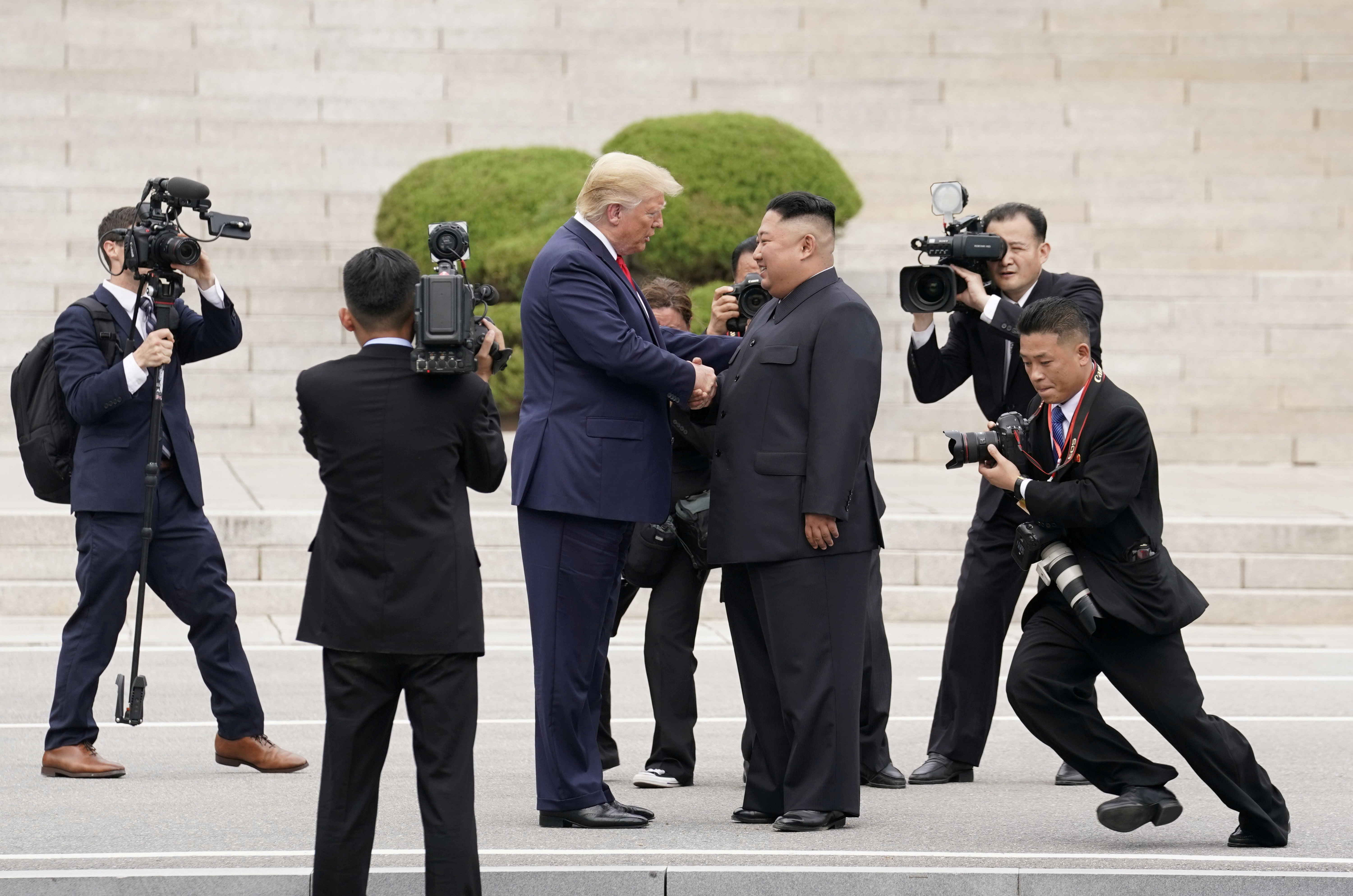 El presidente de Estados Unidos, Donald Trump, se reúne con el líder norcoreano Kim Jong Un en la zona desmilitarizada que separa a las dos Coreas, en Panmunjom, el 30 de junio de 2019 (REUTERS/Kevin Lamarque)