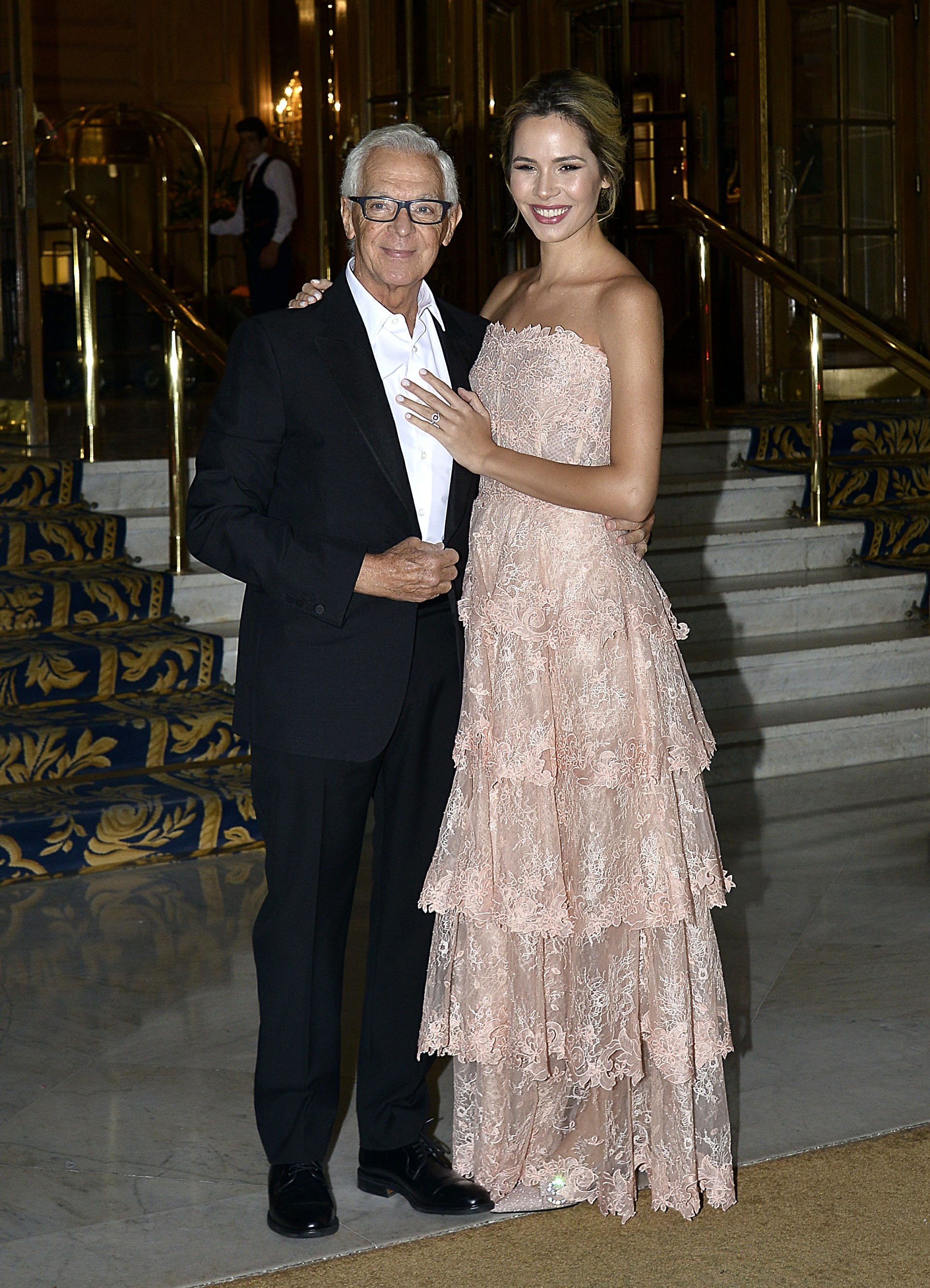 El empresario Eduardo Costantini y la modelo Elina Fernández Fantacci posan en la puerta del Alvear Palace, donde se casaron este sábado en una ceremonia íntima y a la que asistieron unos 50 invitados