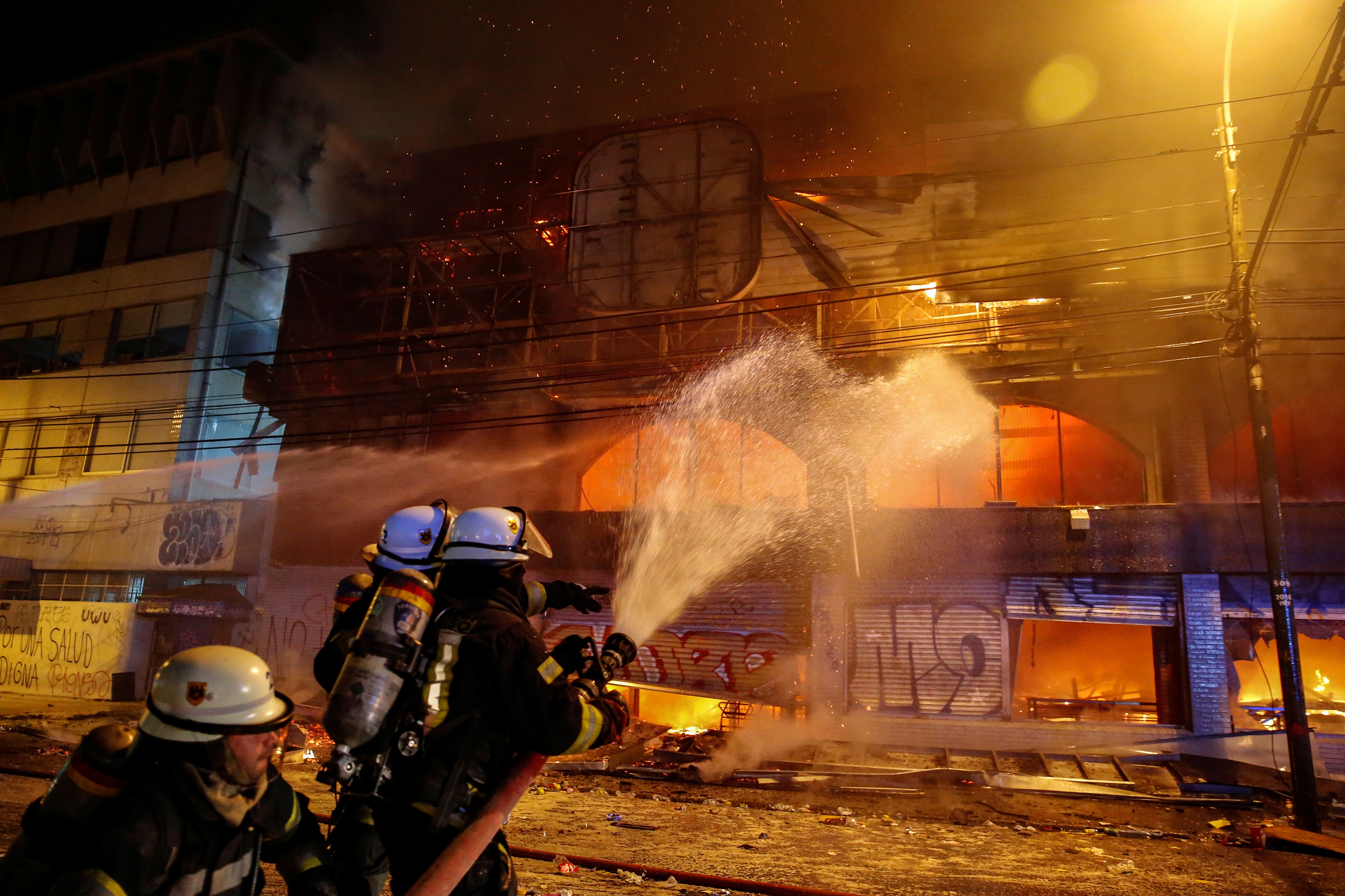 Cientos de escuadrones de bomberos salieron a combatir los incendios que dejaron las protestas.