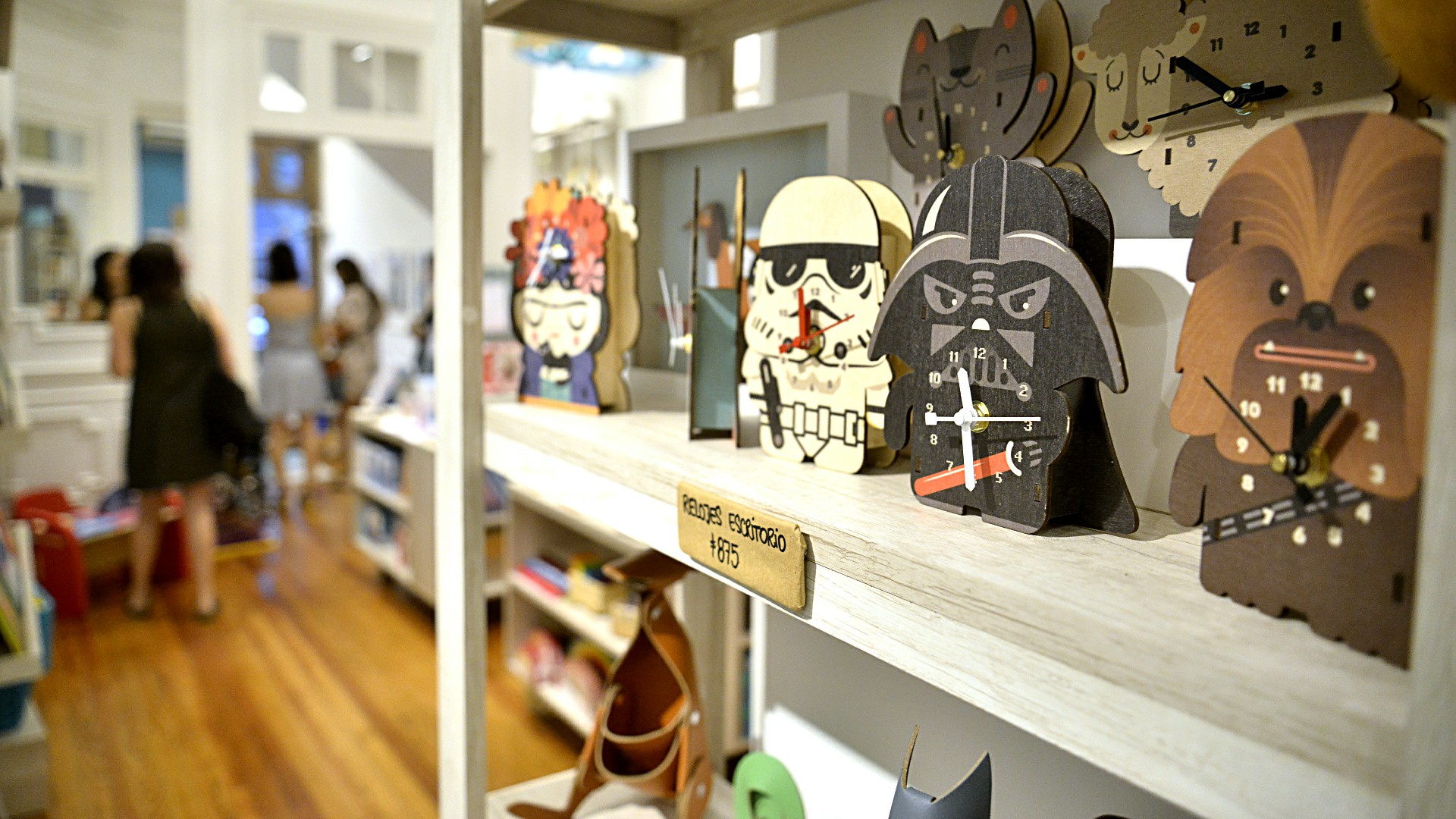 Relojes con motivos, en una tradicional juguetería porteña