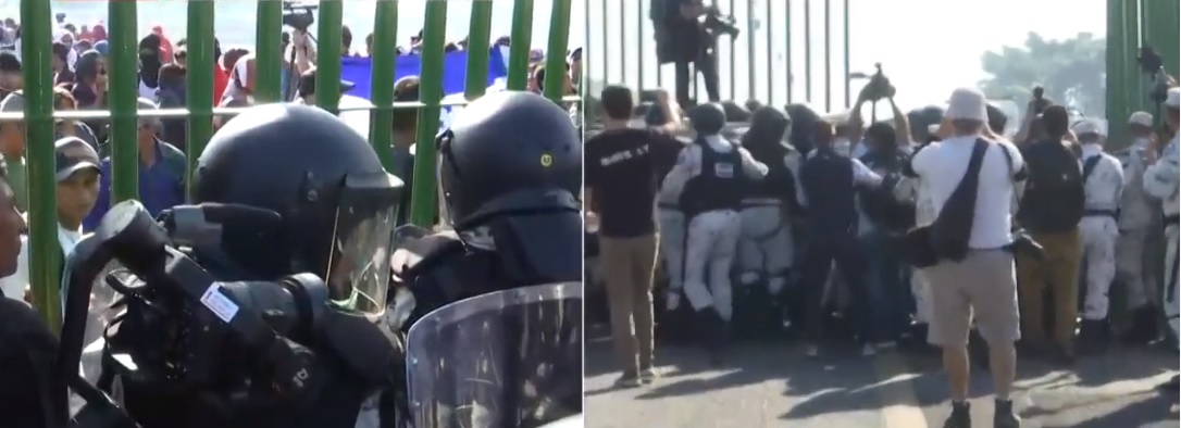 Las cientos de personas intentaron ingresar fueron rápidamente contenidos por el equipo anti motines de la Guardia Nacional Foto: (Captura de pantalla Noticieros Televisa)