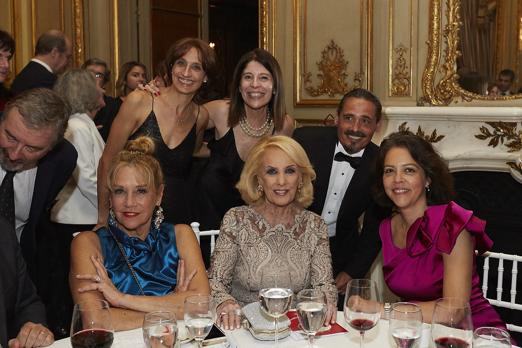 Mirtha Legrand y Marcela Tinayre en la cena de gala junto a la embajadora de Francia en la Argentina, Claudia Scherer Effosse, Marcela Aybar, Liliana Hidalgo - directora general de CCI France Argentine- y Ricardo Vanella. La Cámara de Comercio e Industria Franco Argentina (CCI France Argentine) organizó su décima cena de gala a beneficio de la Fundación de Ayuda Mutua a los Franceses en Argentina, creada por la Embajada de Francia, y de Casa Rafael, fundada por la Christine Pintat para ayudar a niños de la Boca en situación de riesgo y a fortalecerse a través del aprendizaje de las artes
