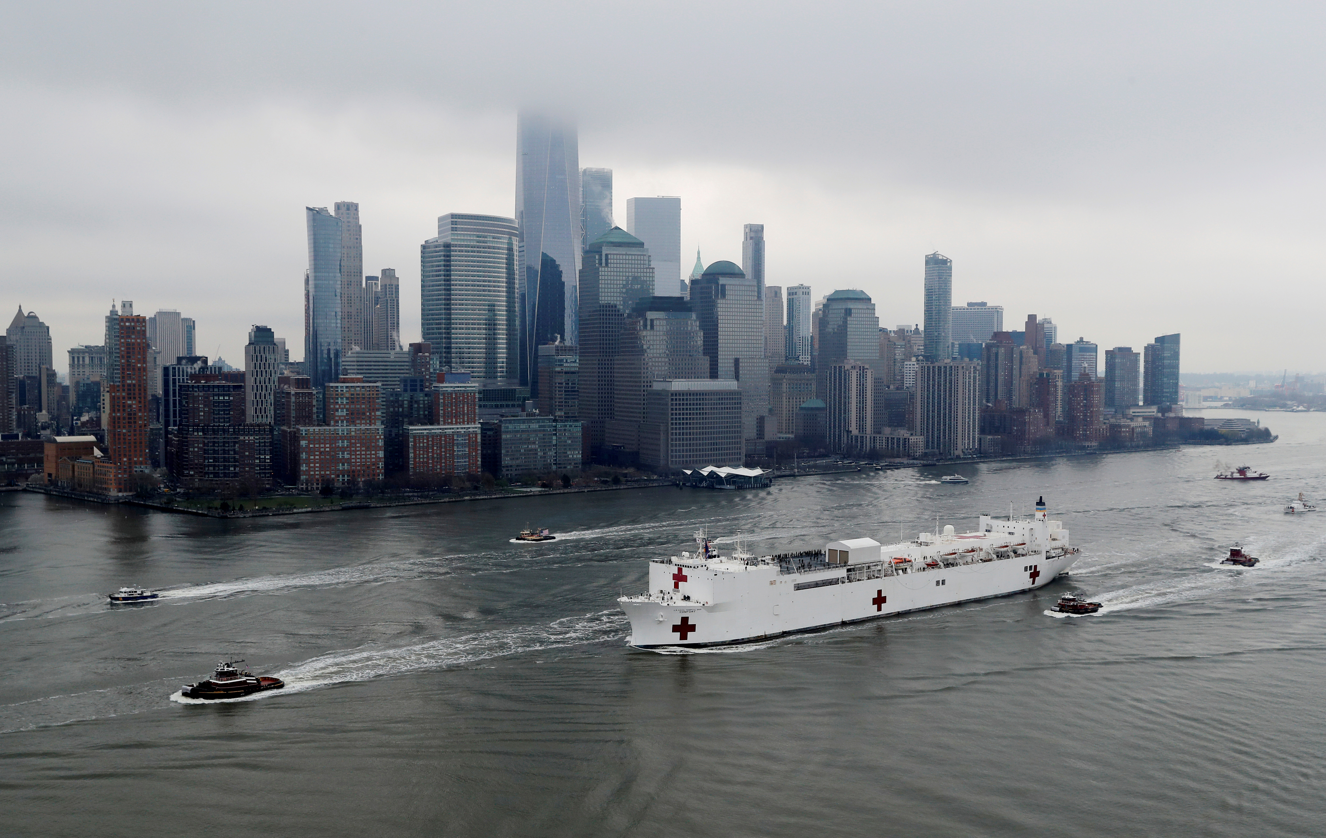 El USNS Comfort pasa por Manhattan preparado para asistir a pacientes con coronavirus (REUTERS/Mike Segar)