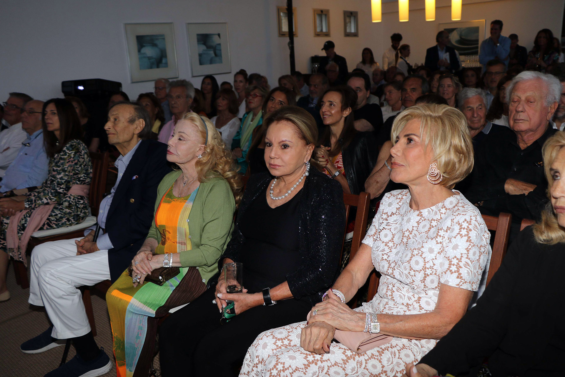 Laetitia D'Arenberg, Jacqueline Vik y Ada de Maurier en primera fila