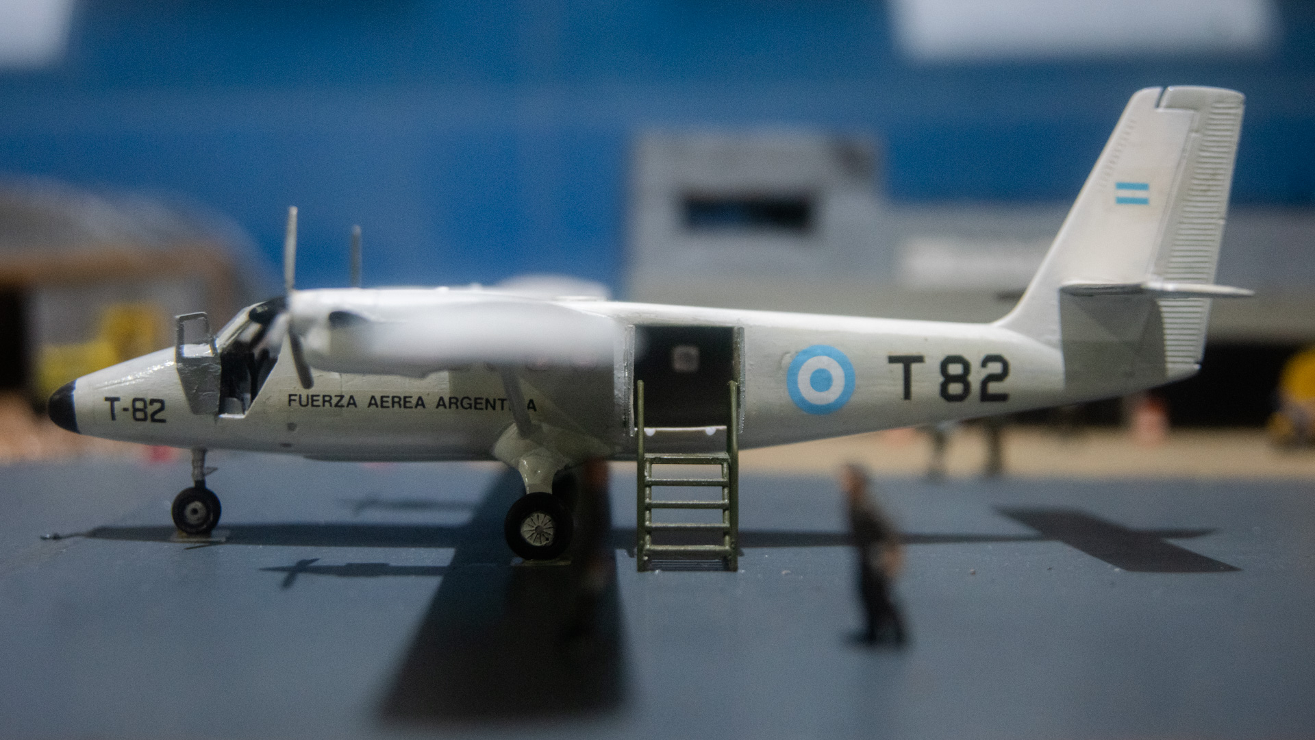 En la maqueta se representa la colaboración entre las tres fuerzas armadas durante el transcurso de la guerra, tanto para tareas de logística como sanitarias