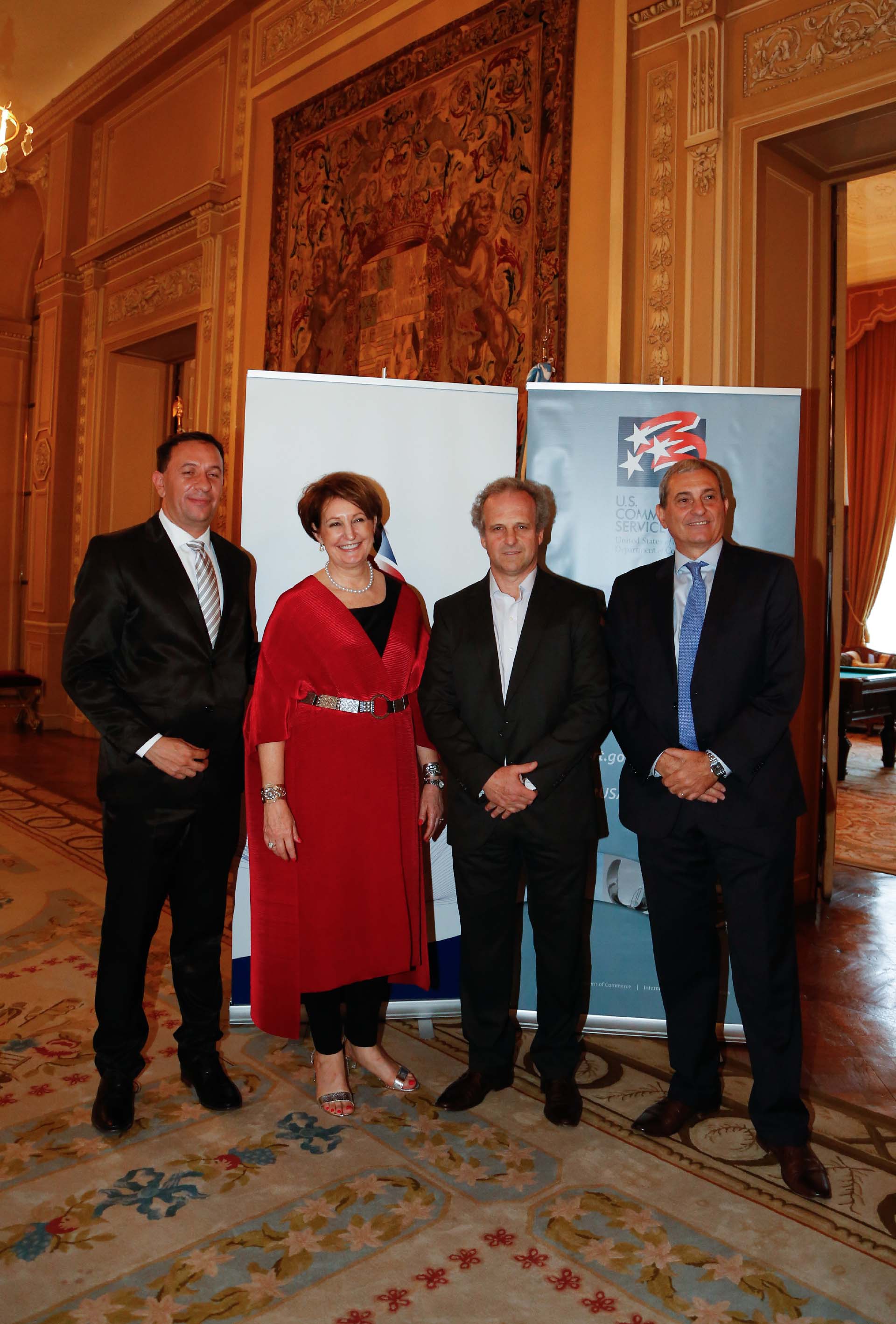 Adrián Maderna, intendente de la ciudad de Trelew, junto a MaryKay Carlson, Roberto Alexander y Alejandro Díaz