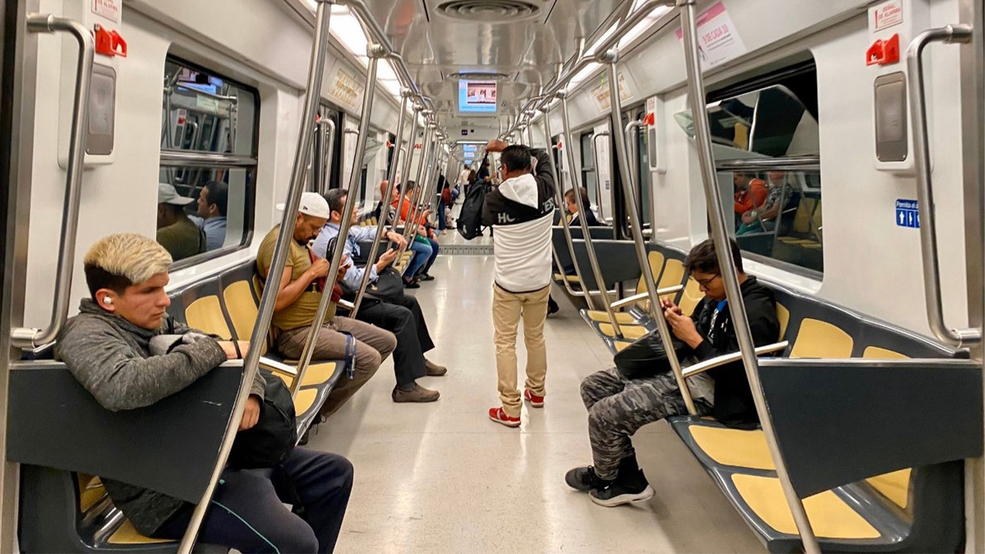 Dentro de los vagones del metro también se notó la ausencia de las mujeres (Foto: Twitter@serraldino)