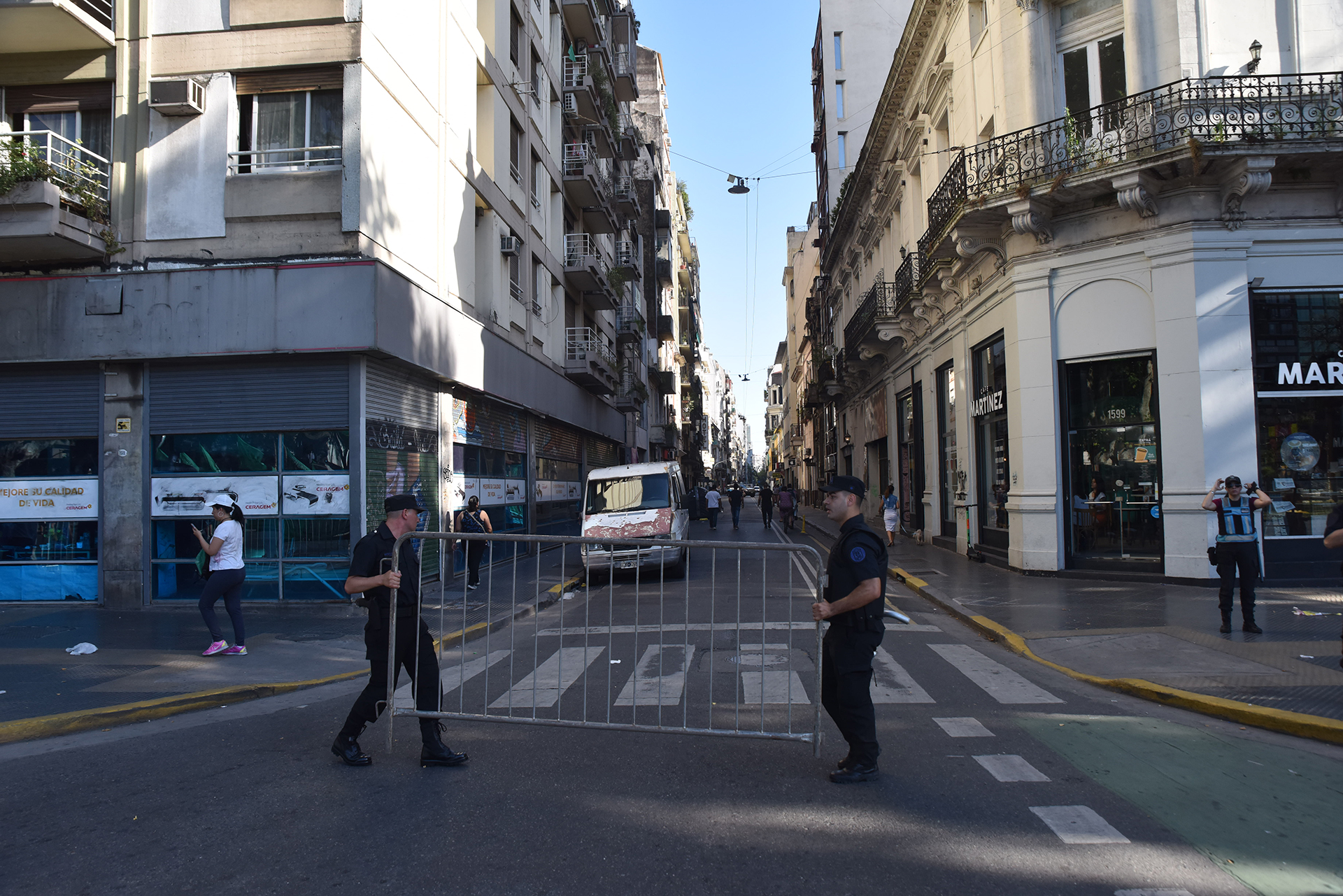 Con motivo de la asunción de Alberto Fernández se montó un importante operativo de seguridad en las zonas del Congreso y de la Casa Rosada. El Metrobús de la 9 de Julio estará interrumpido casi todo el día y varios colectivos modificarán sus recorridos