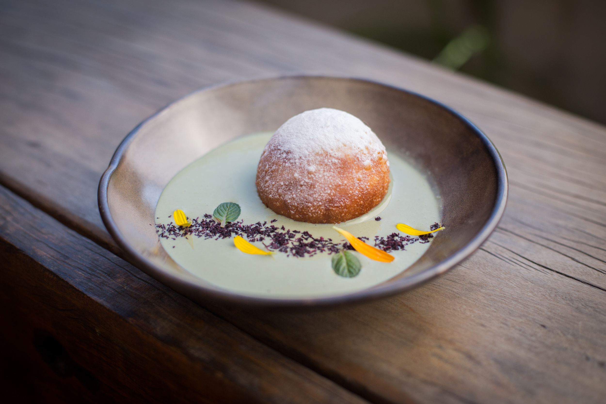 La sopa fría de té verde es un buns frito relleno de helado mascarpone y frutos rojos con una sopa fría de té verde