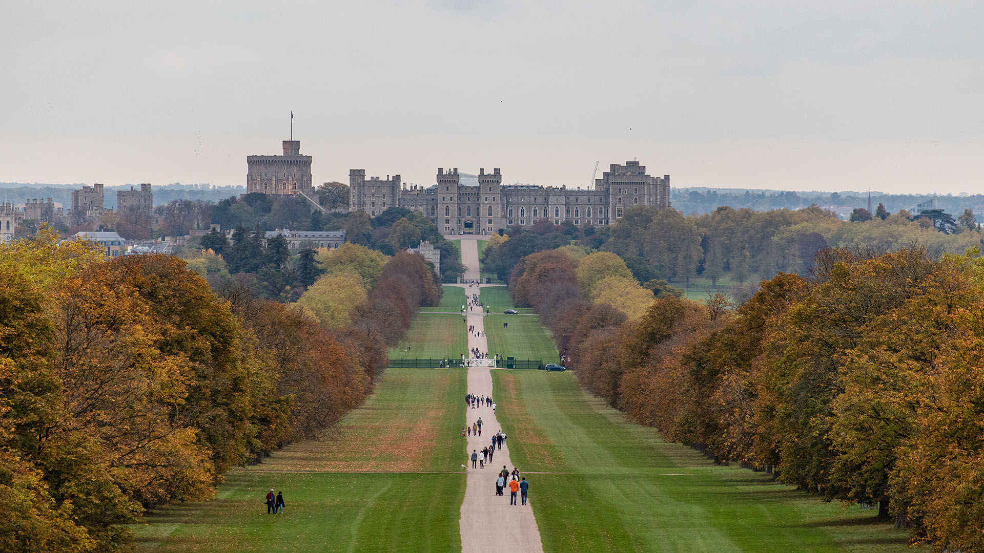 El emplazamiento del palacio de Windsor en una colina restringe el tamaño de sus jardines, que se extienden al este del castillo por un terreno aterrazado en el siglo XX