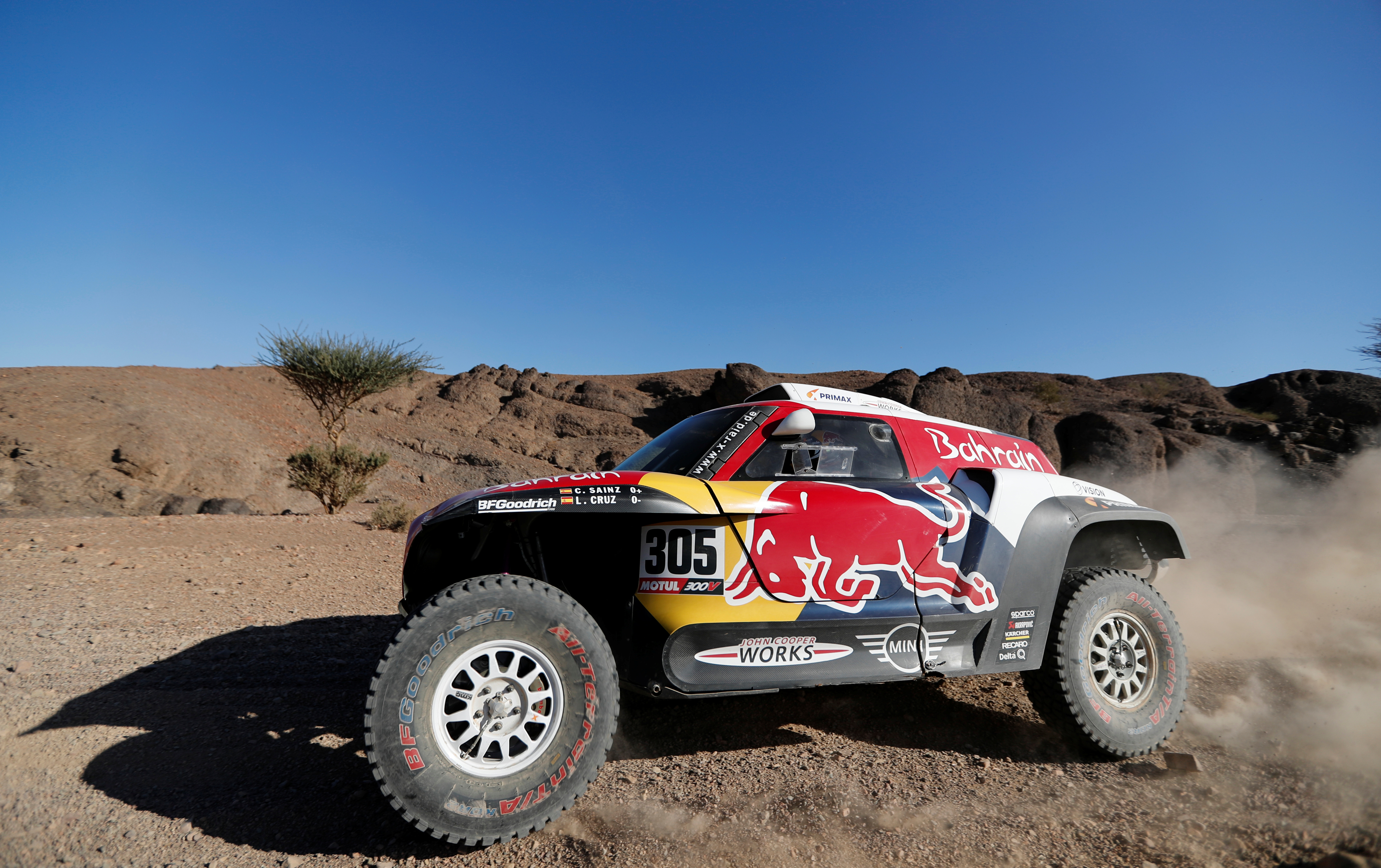 El español Carlos Sainz (Mini) sigue líder de la general, delante de Al-Attiyah, a 3 minutos y 3 segundos, y de Peterhansel, a 11 minutos y 42 segundos