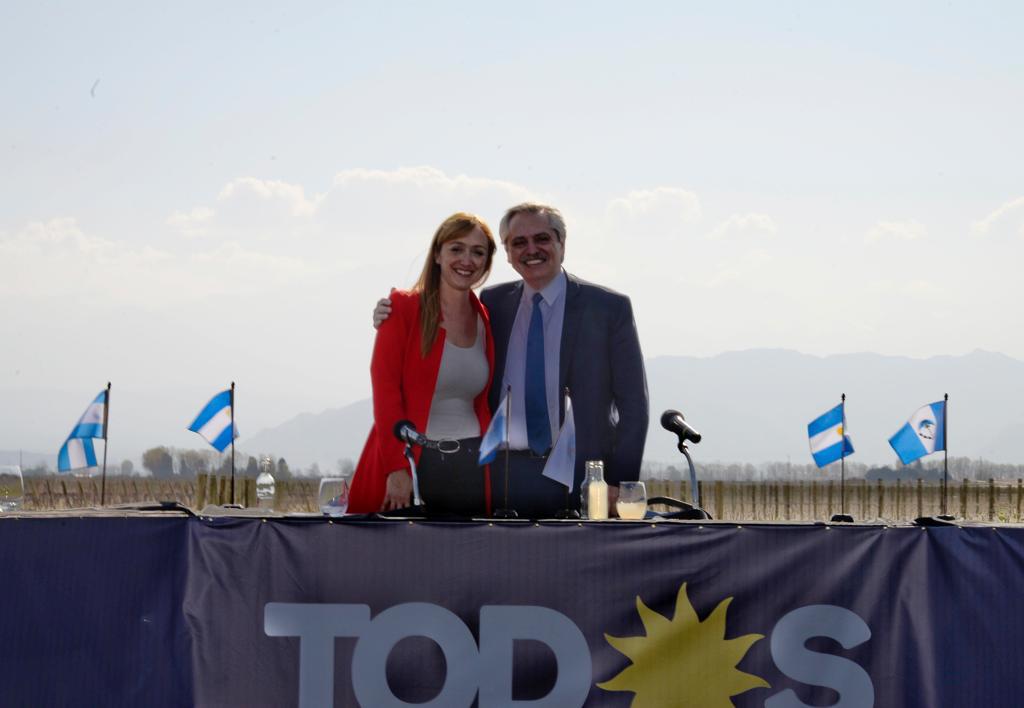 La senadora Fernández Sagasti junto a Alberto Fernández en uno de los últimos actos en Mendoza