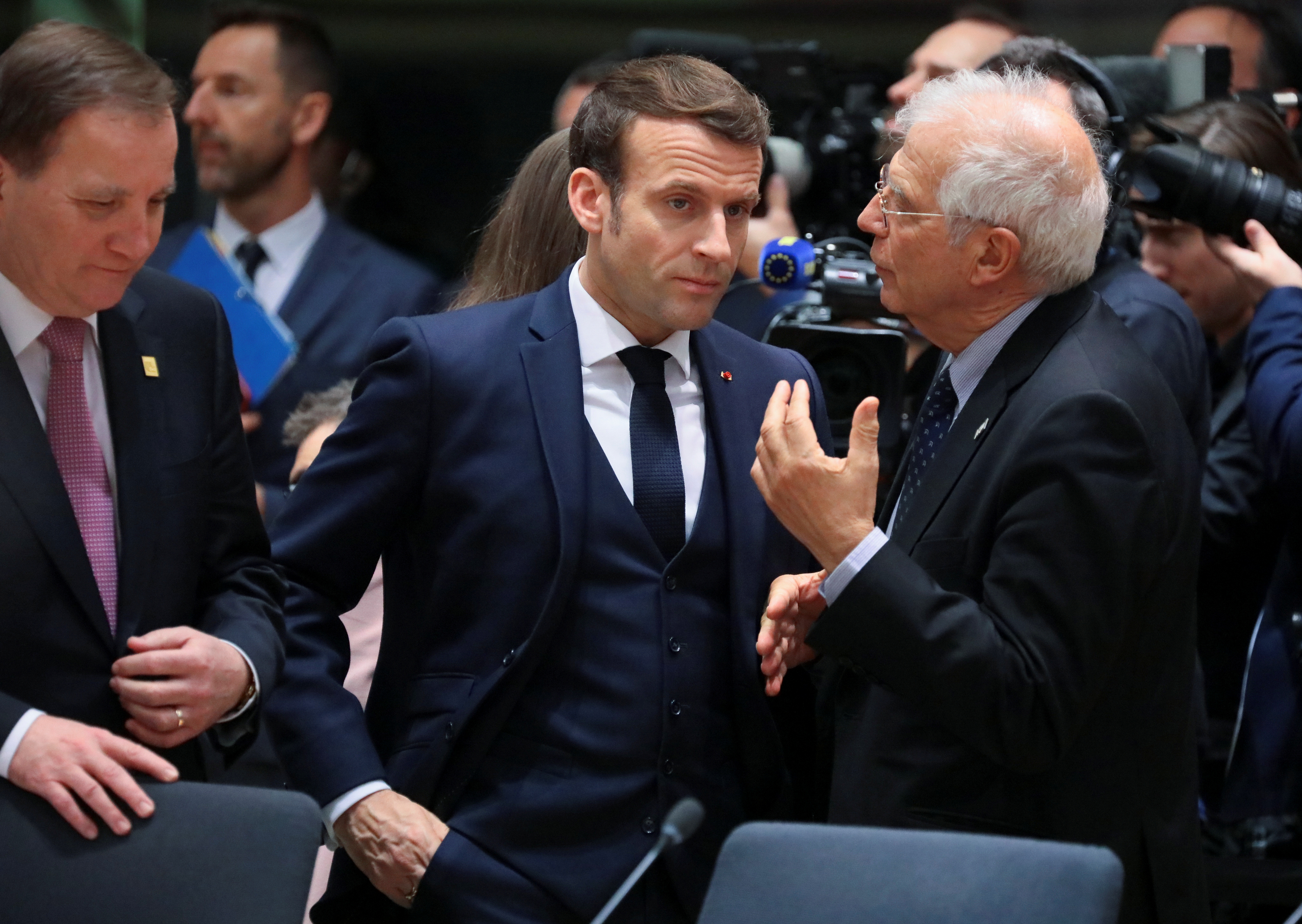 El Presidente de Francia, Emmanuel Macron, habla con Josep Borrell, junto al Primer Ministro de Suecia, Stefan Lofven, durante la cumbre de líderes de la Unión Europea en Bruselas, Bélgica, el 20 de febrero de 2020. (REUTERS/Reinhard Krause)
