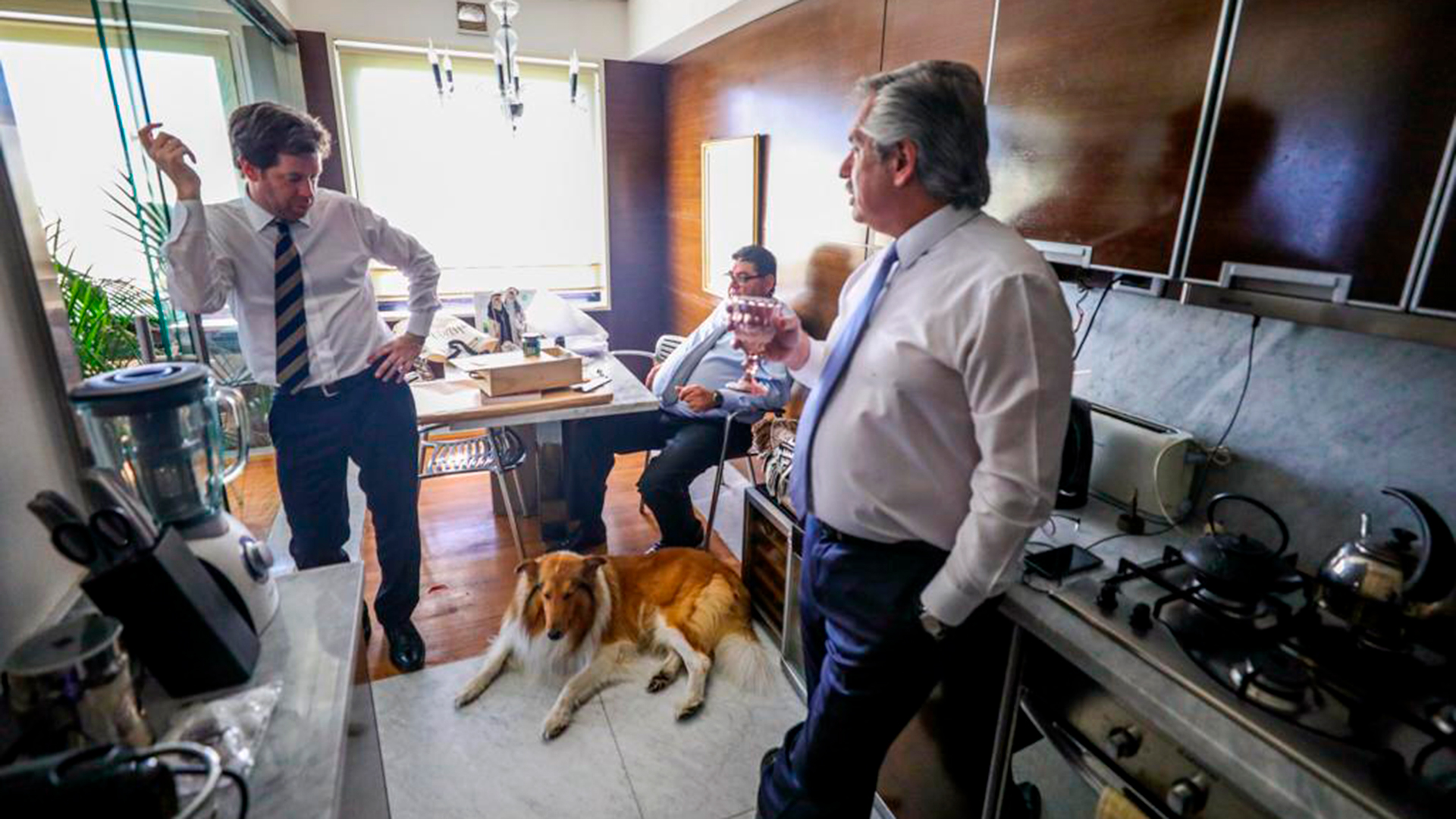 El presidente electo, Alberto Fernández, junto a su vocero, Juan Pablo Biondi, minutos antes de partir hacia el Congreso nacional.