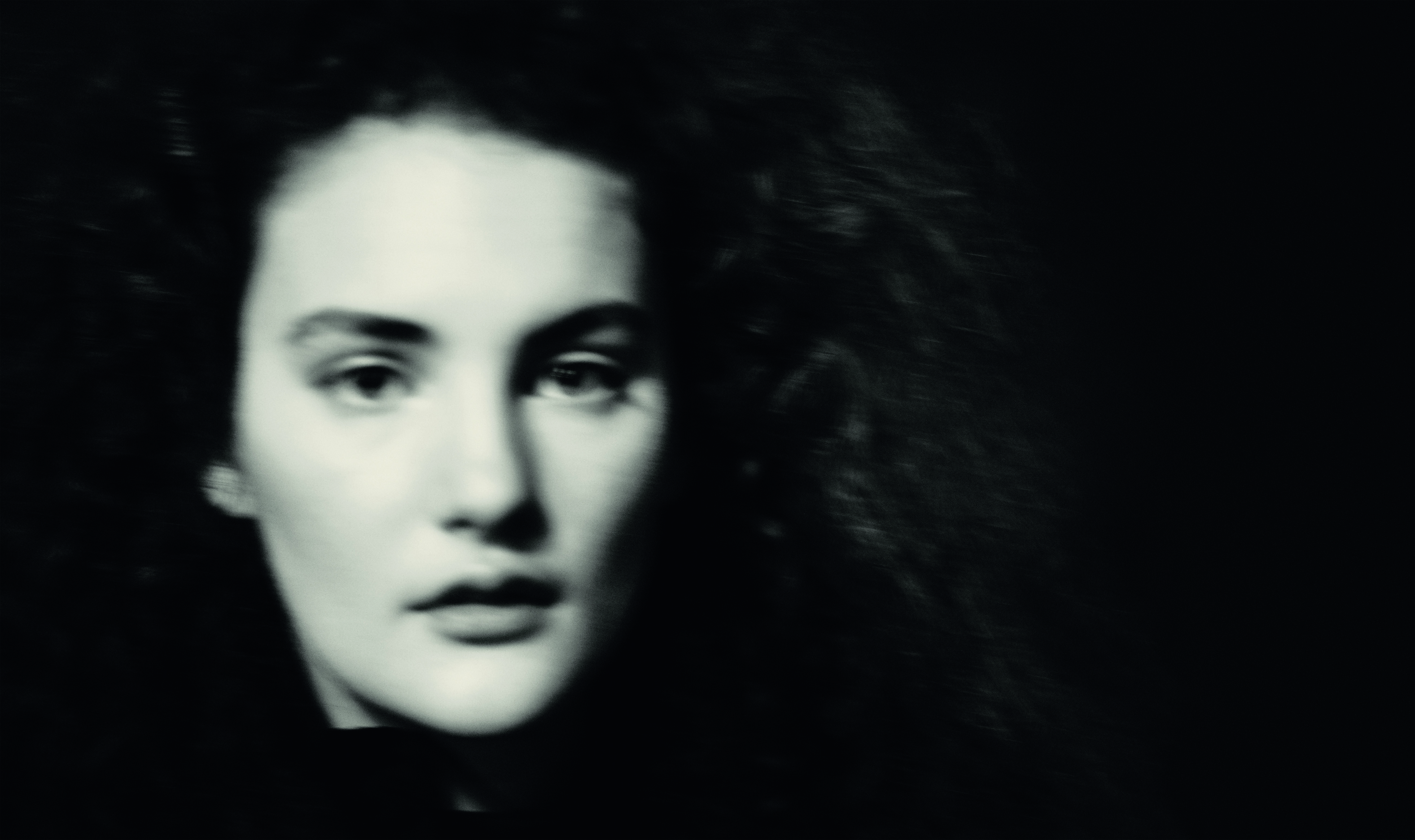 Stella Roversi, la hija del fotógrafo también participó del set y del calendario y posó bajo la lente de su padre en una fotografía en blanco y negro