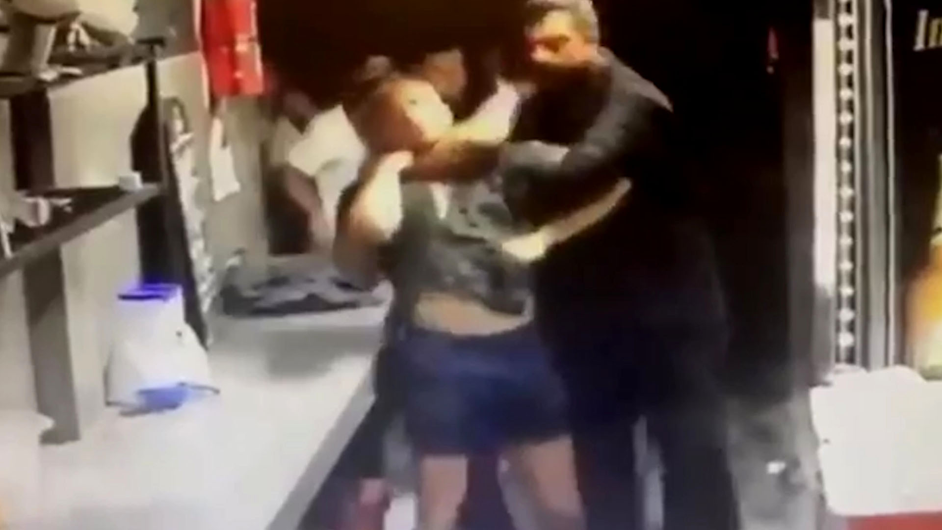 Nuevo video de los rugbiers que mataron a un joven en Villa Gesell: así los  echaron del boliche antes de la agresión - Infobae