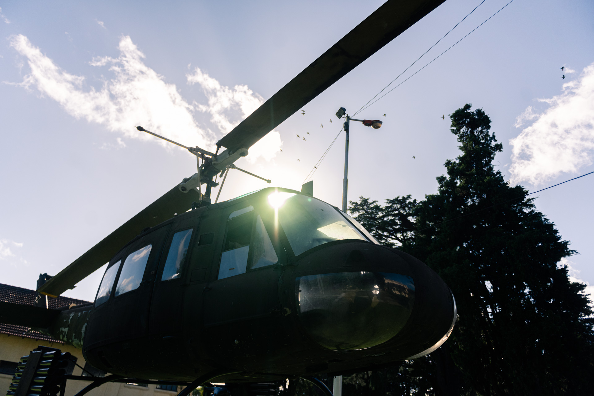 En los jardines que rodean la Sala Malvinas se pueden encontrar aviones y helicópteros como este Bell UH-1H artillado