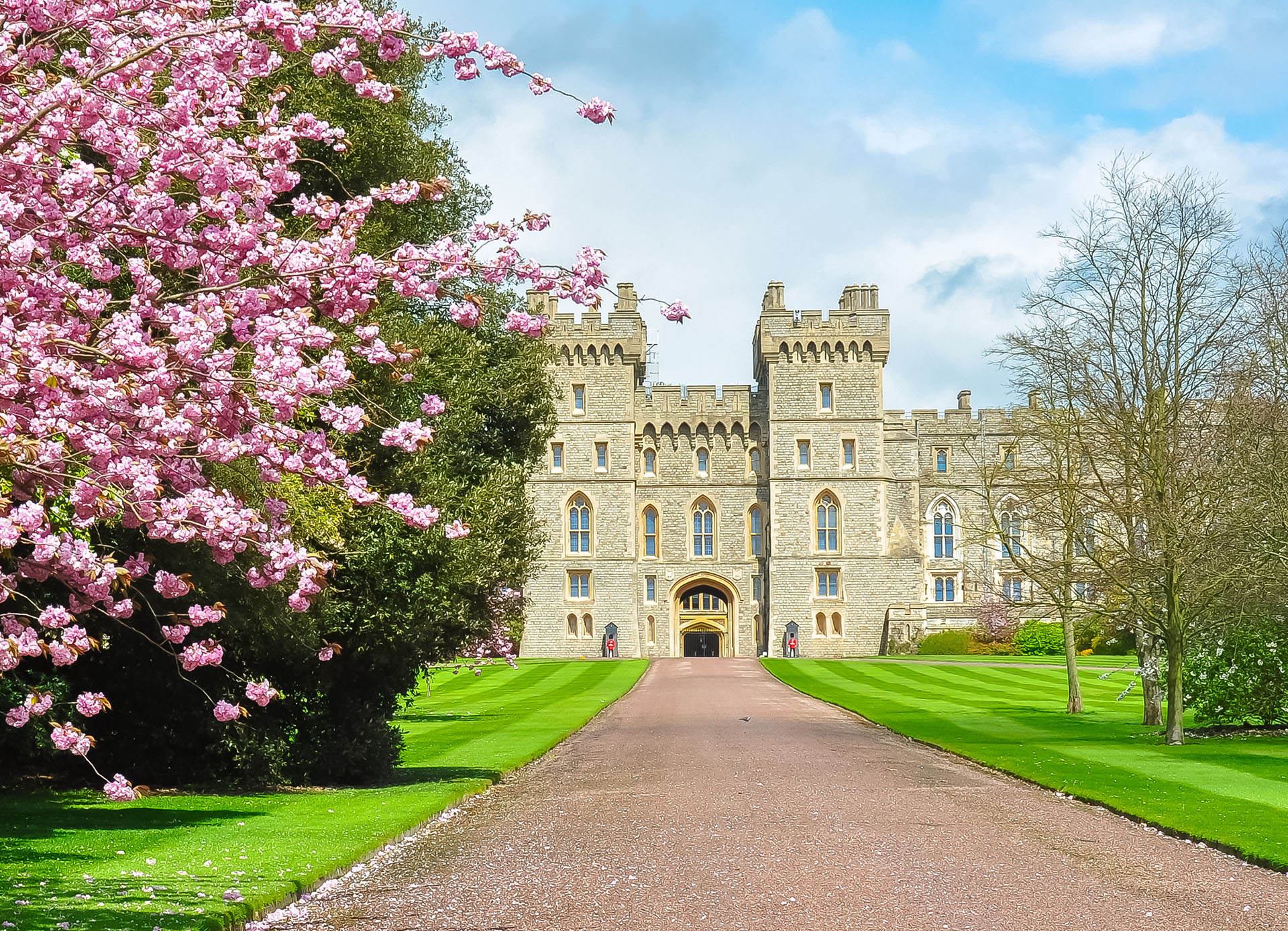 Desde tiempos de Enrique I de Inglaterra (siglo XII) ha sido habitado por numerosos monarcas británicos, hecho que lo convierte en la segunda residencia real europea de ocupación más antigua tras el Real Alcázar de Sevilla