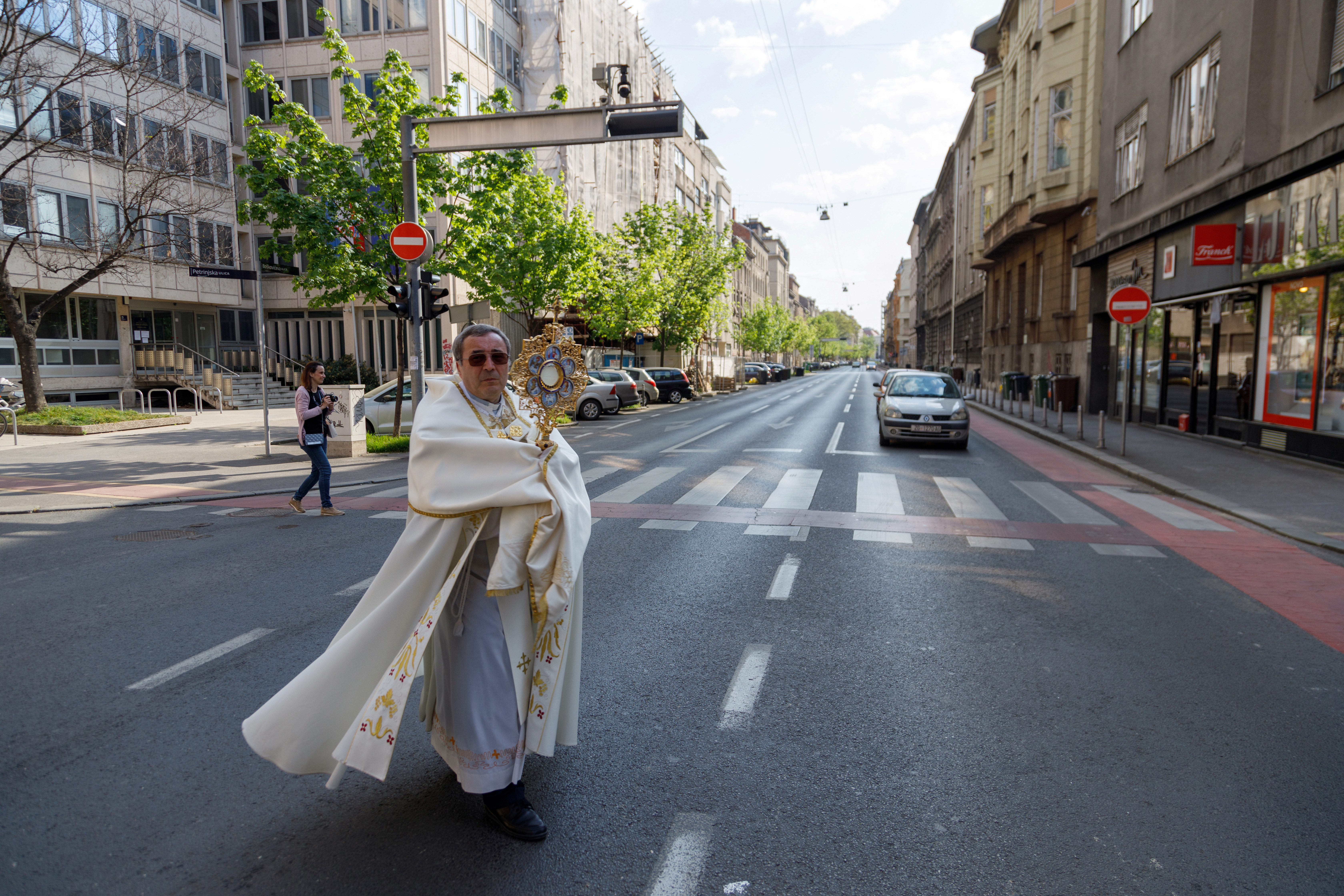 Junto a una cruz, el padre Ivan Matic recorrió durante toda la jornada las calles de Zagreb, para bendecir a los creyentes