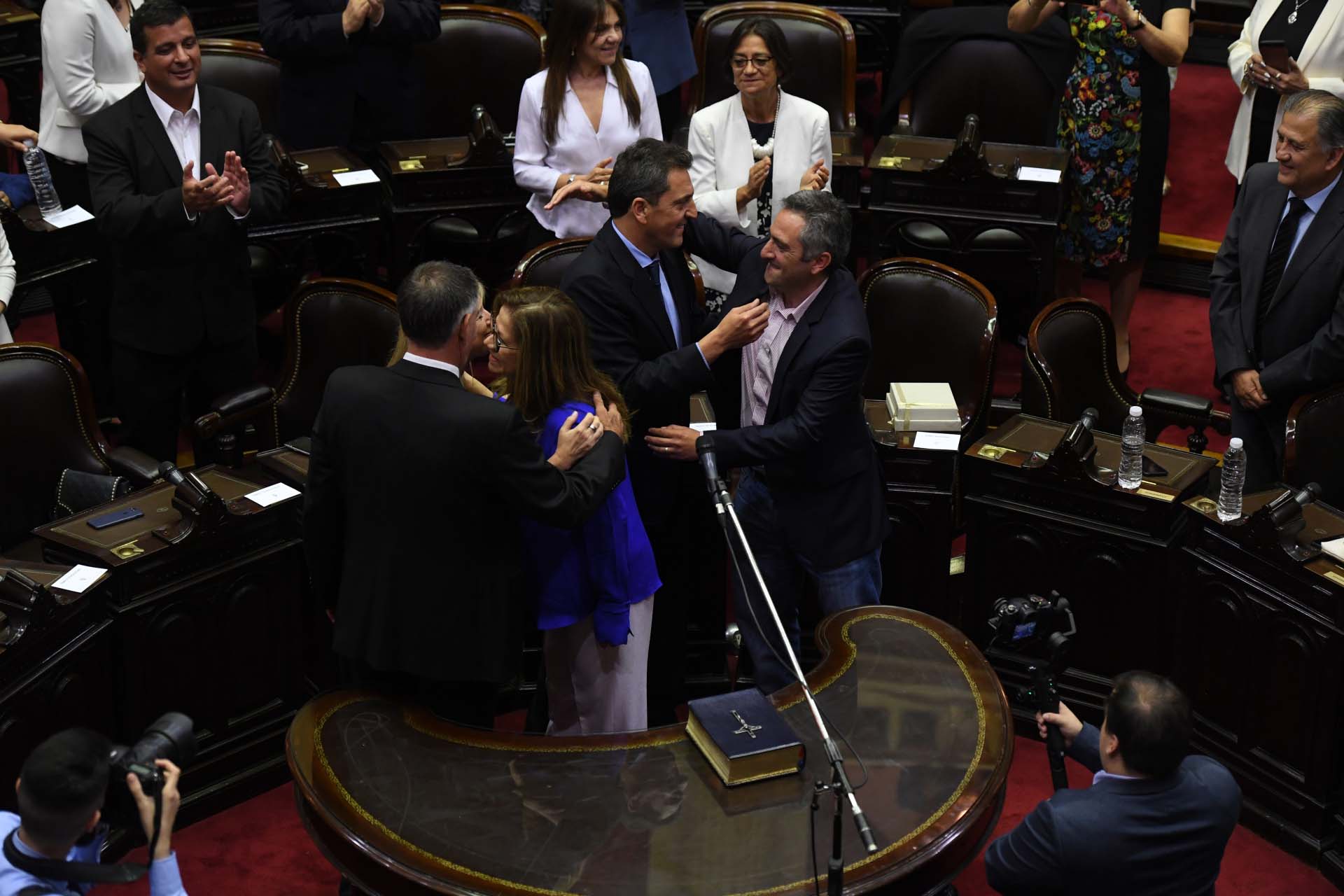Camaño, Álvarez Rodríguez, Castagneto, Massa, De Pedro: besos y felicitaciones tras la jura