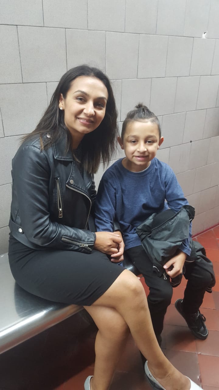 Luminisa Branduse y su hijo Gabriel. Después de la operación, dice la madre, le cambió la vida.